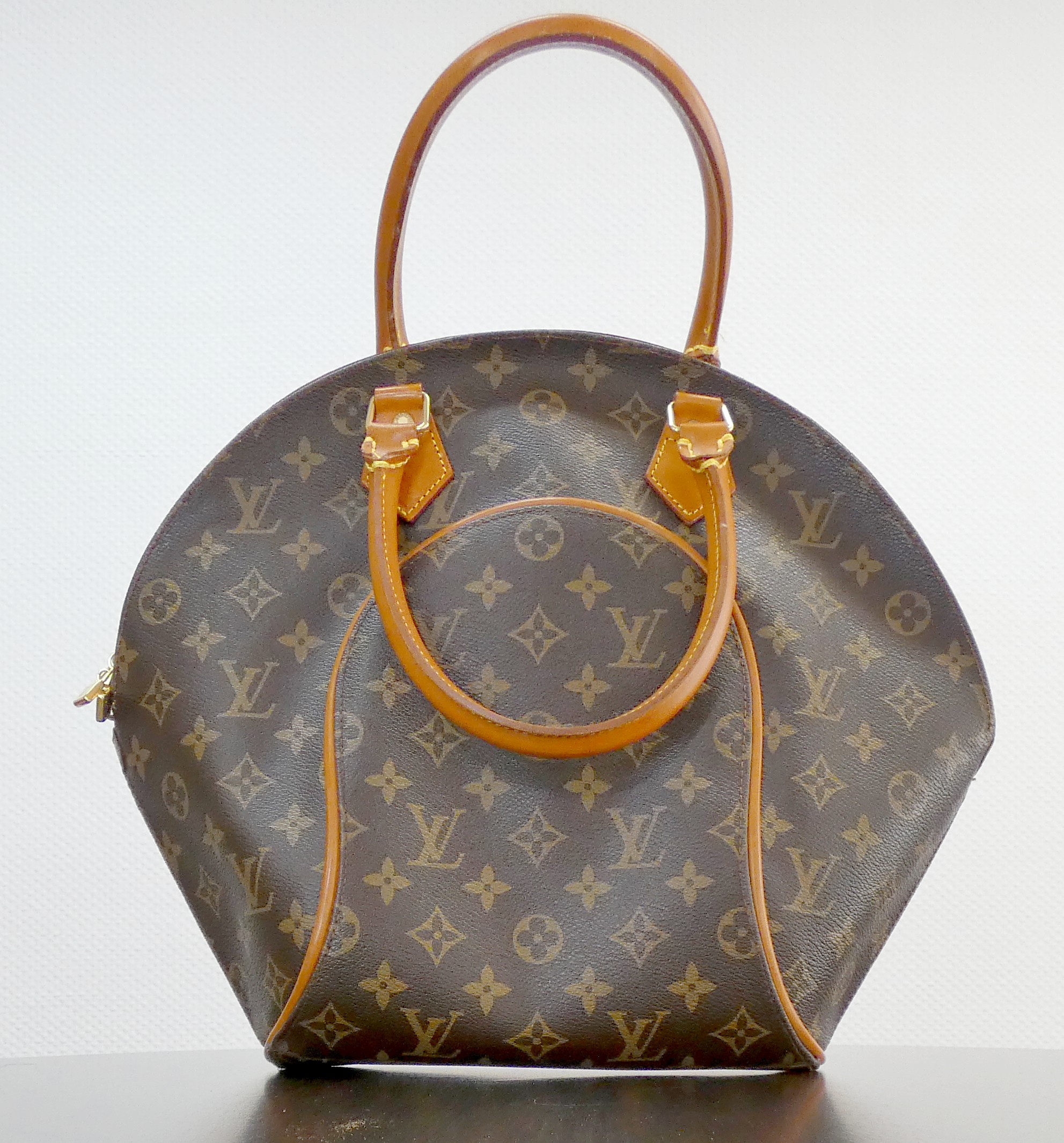 Lot 1 — Louis VUITTON, modéle Ellipse : Sac en cuir porté épaule, to