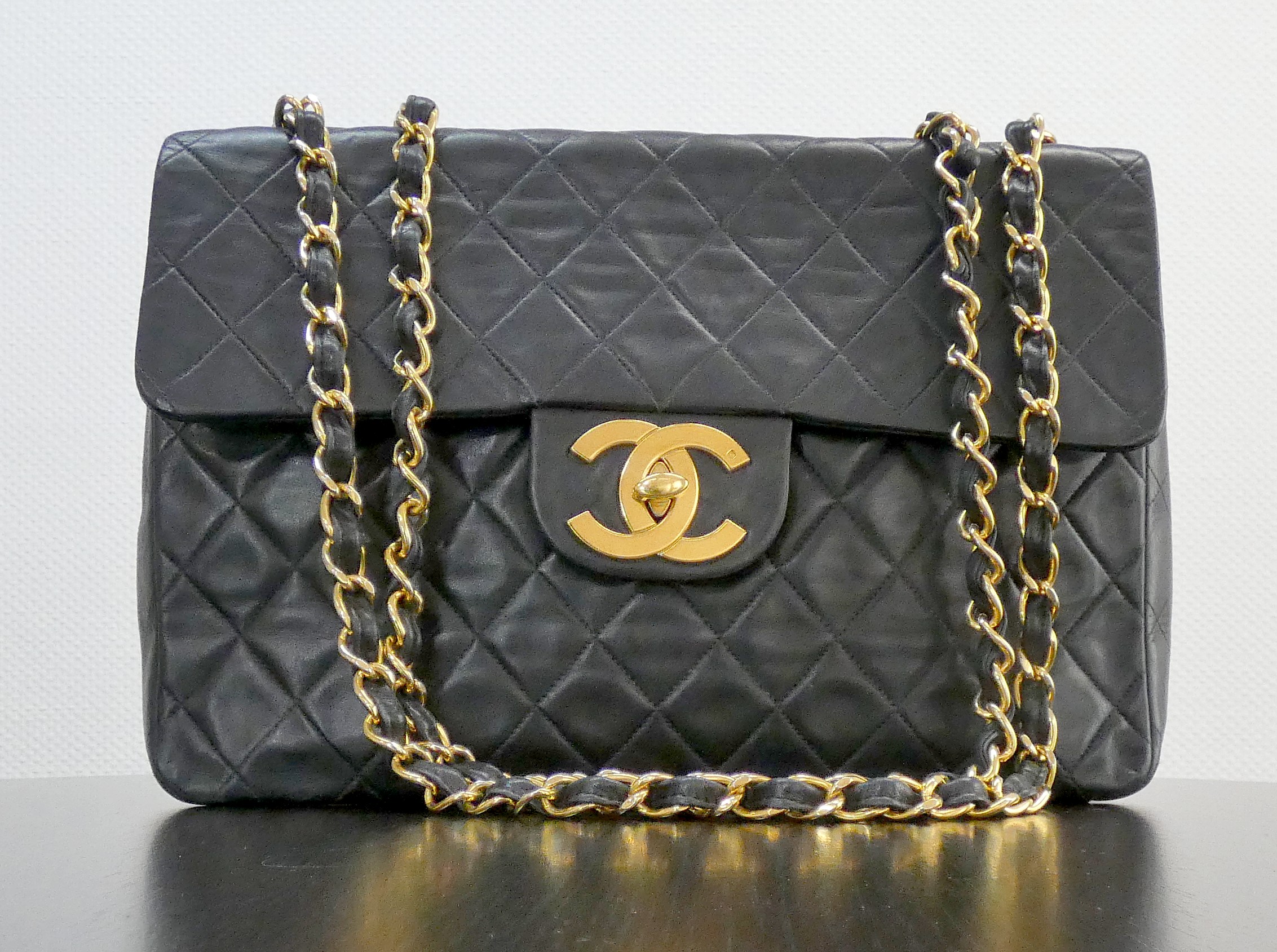 Lot 11 — CHANEL, modéle Timeless vintage (1994) : Sac porté épaule à 