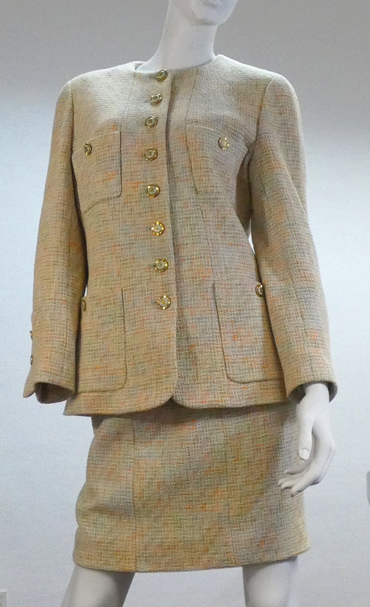 Lot 12 — CHANEL : Tailleur composé d'une jupe et d'une veste, en twee