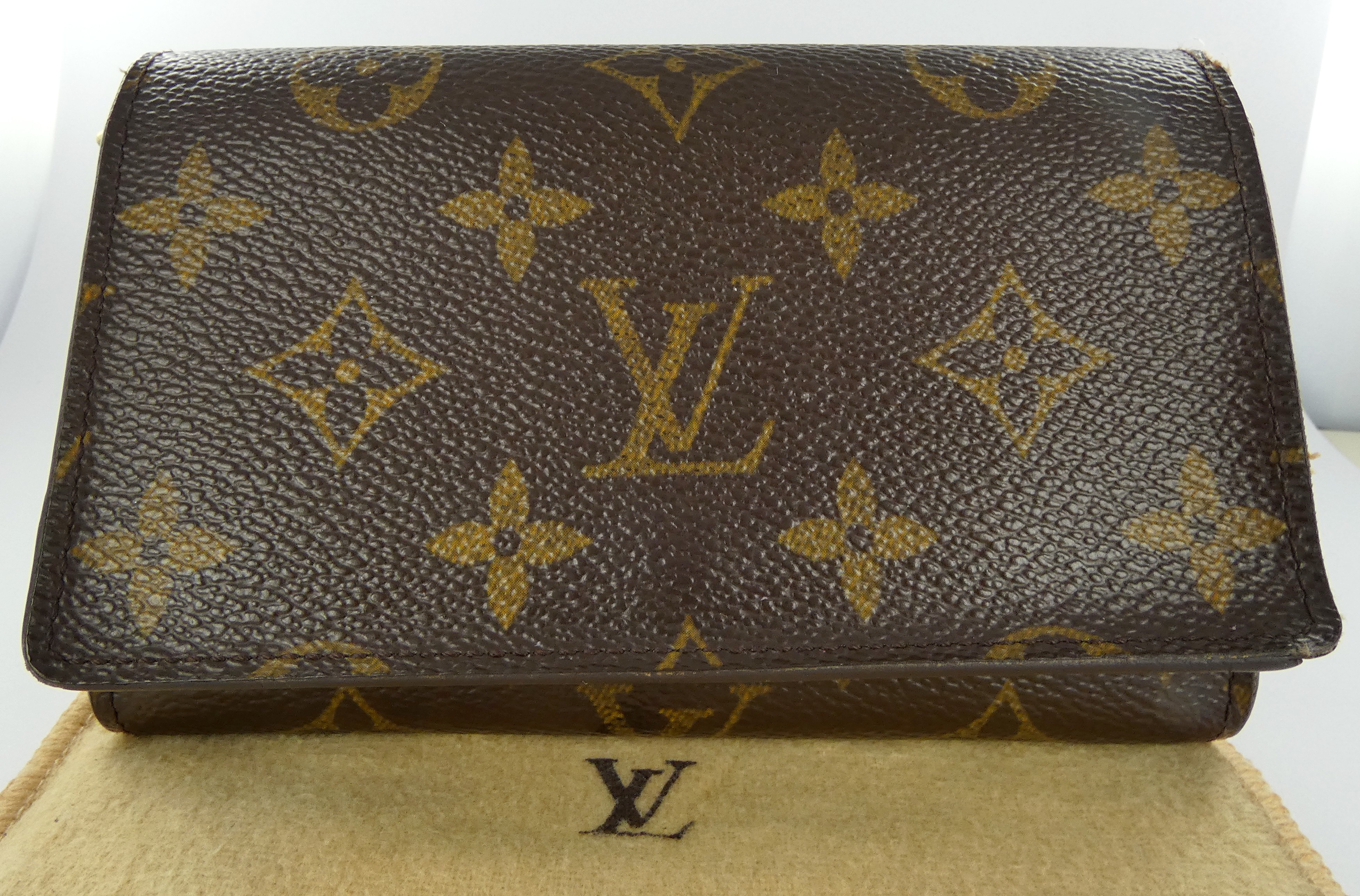 Lot 2 — Louis VUITTON, modéle Trevor : Porte monnaie et billets en t