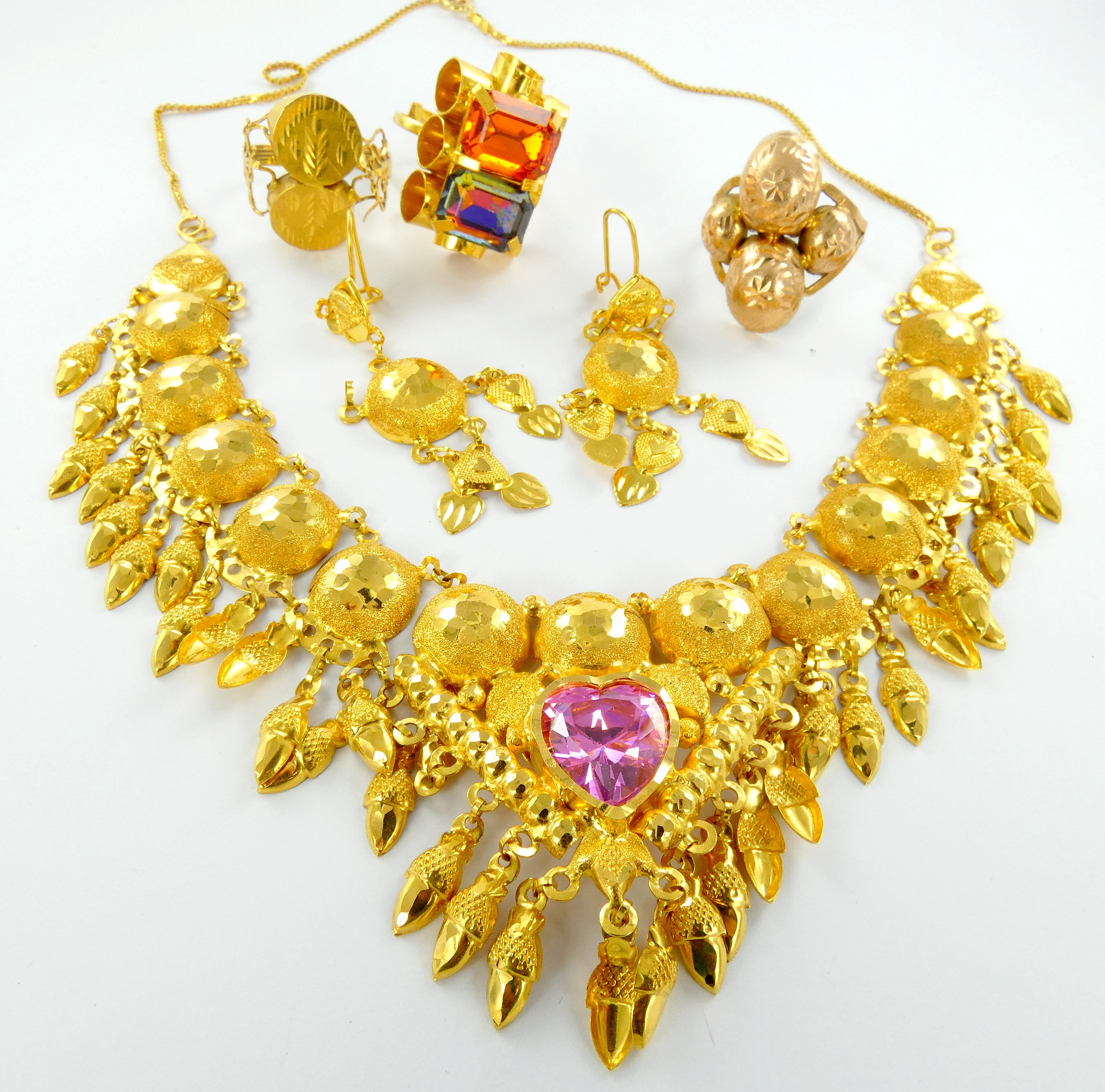 Lot 24 — 1 Bague Or 750 mil. Non poinçonnée, pierres, 12.2g, 1 Collie