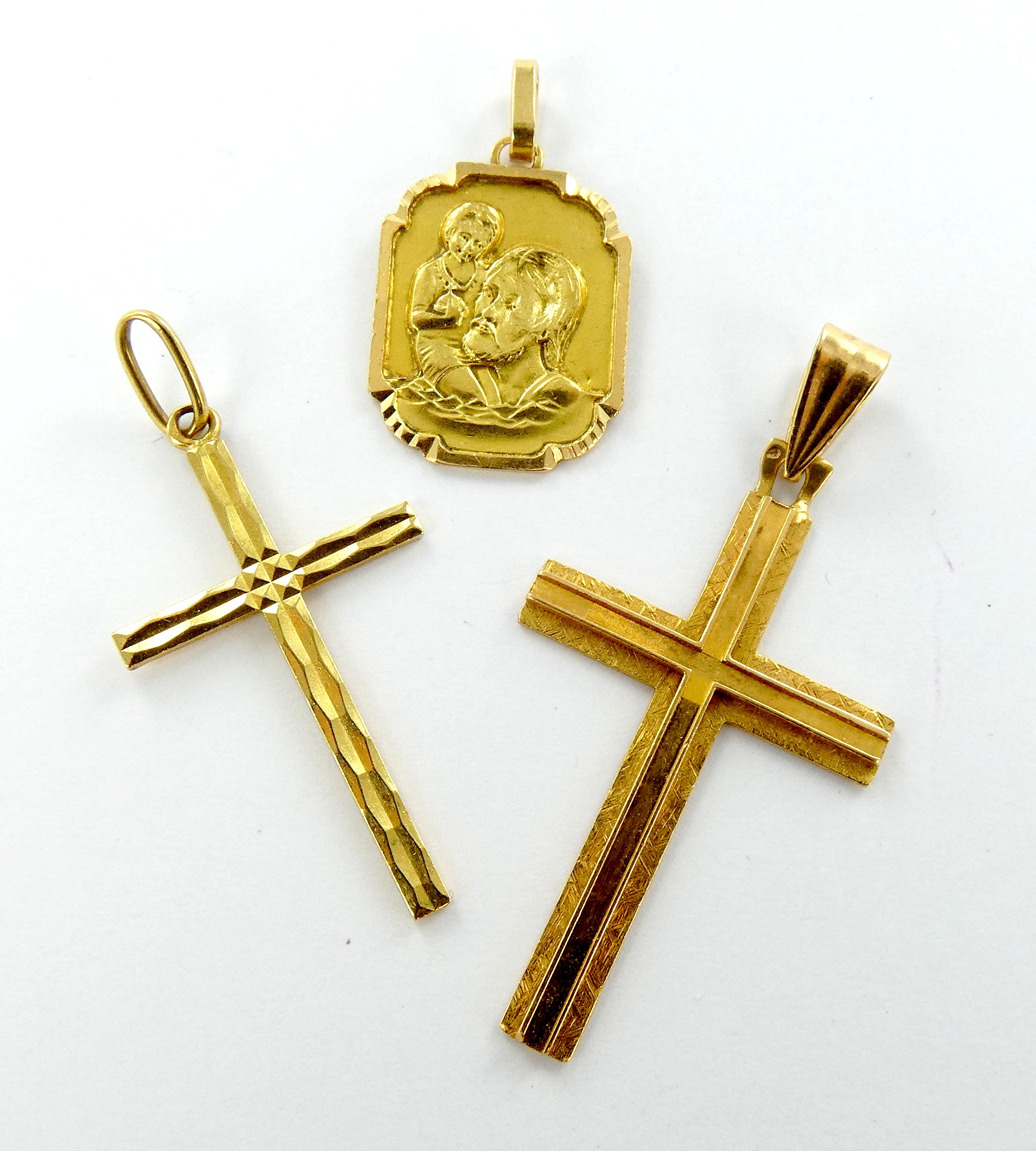 Lot 28 — 1 Médaille Or 750 mil. 1.4g, 1 Croix Or 750 mil. 1g, 1 Croix