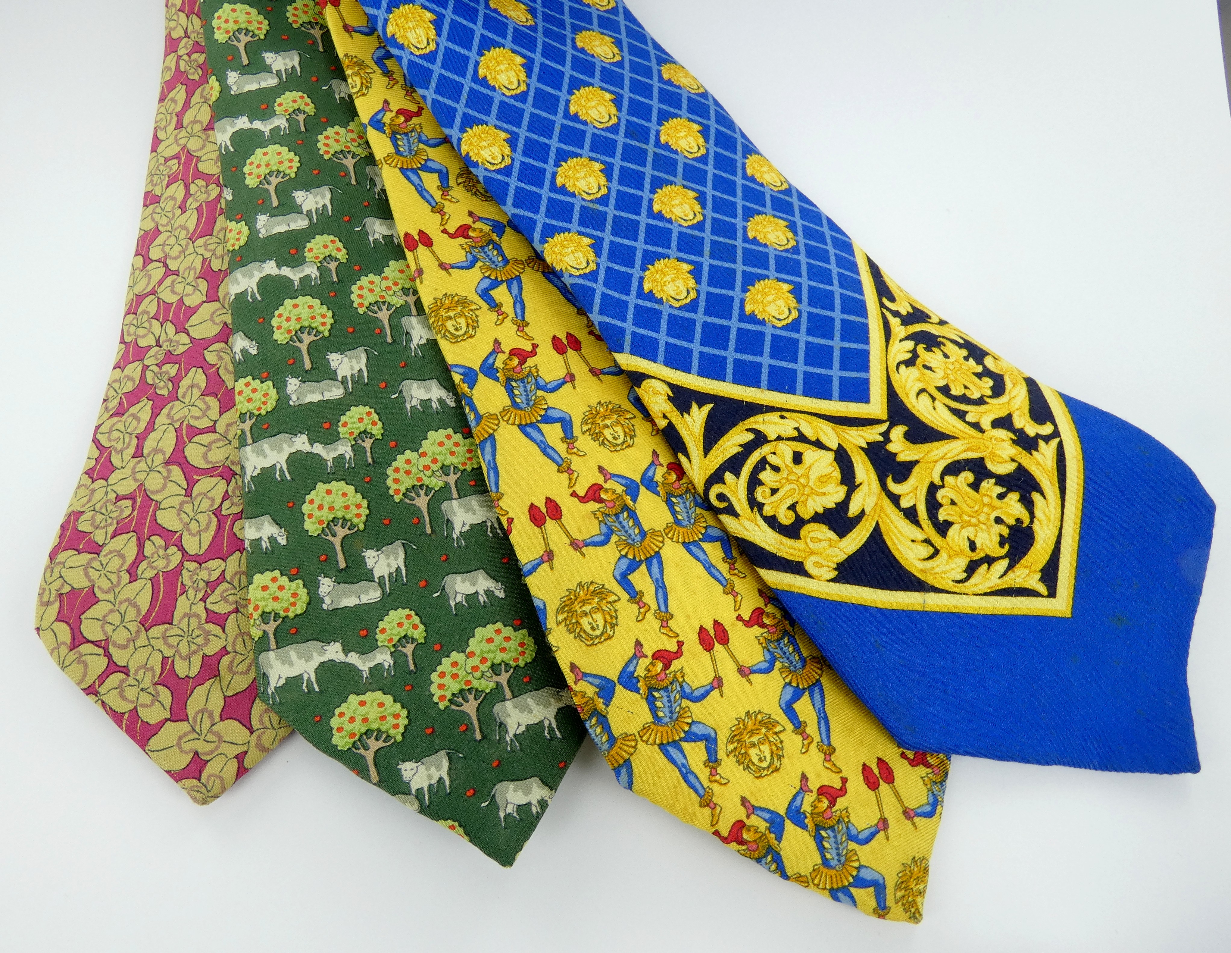 Lot 3 — HERMES, modéle vintage : Cravate en soie à motifs verts, BE.