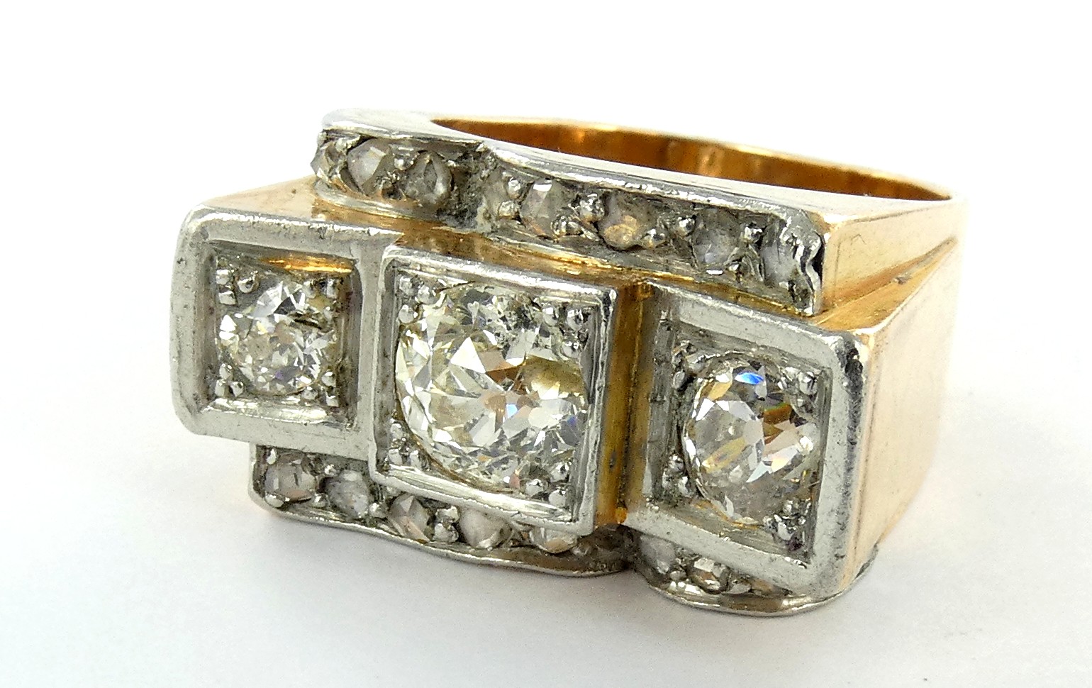 Lot 31 — 1 Bague Or 750 mil. Non poinçonnée, sertie de roses et de br