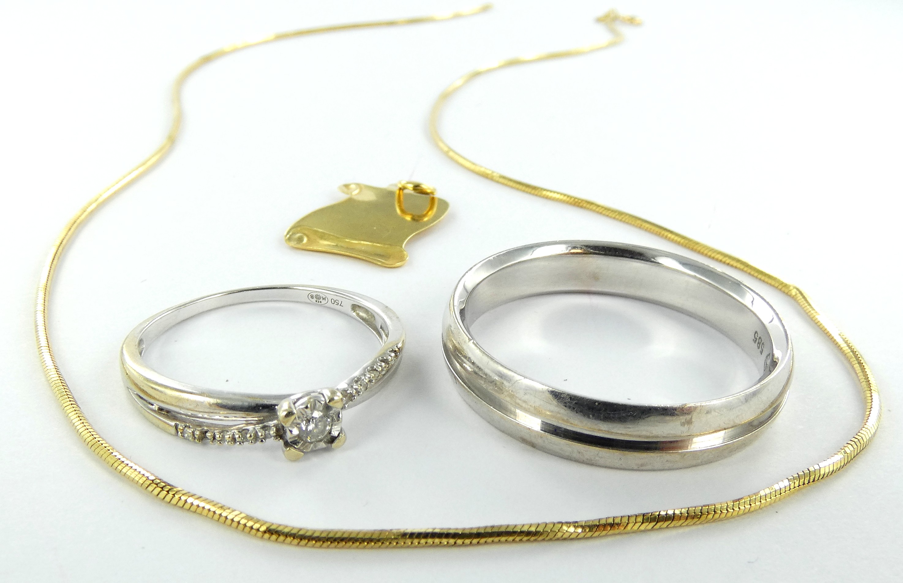 Lot 33 — 1 Bague Or 750 mil. brillants, T 54, 2g, 1 Breloque Or 585 m