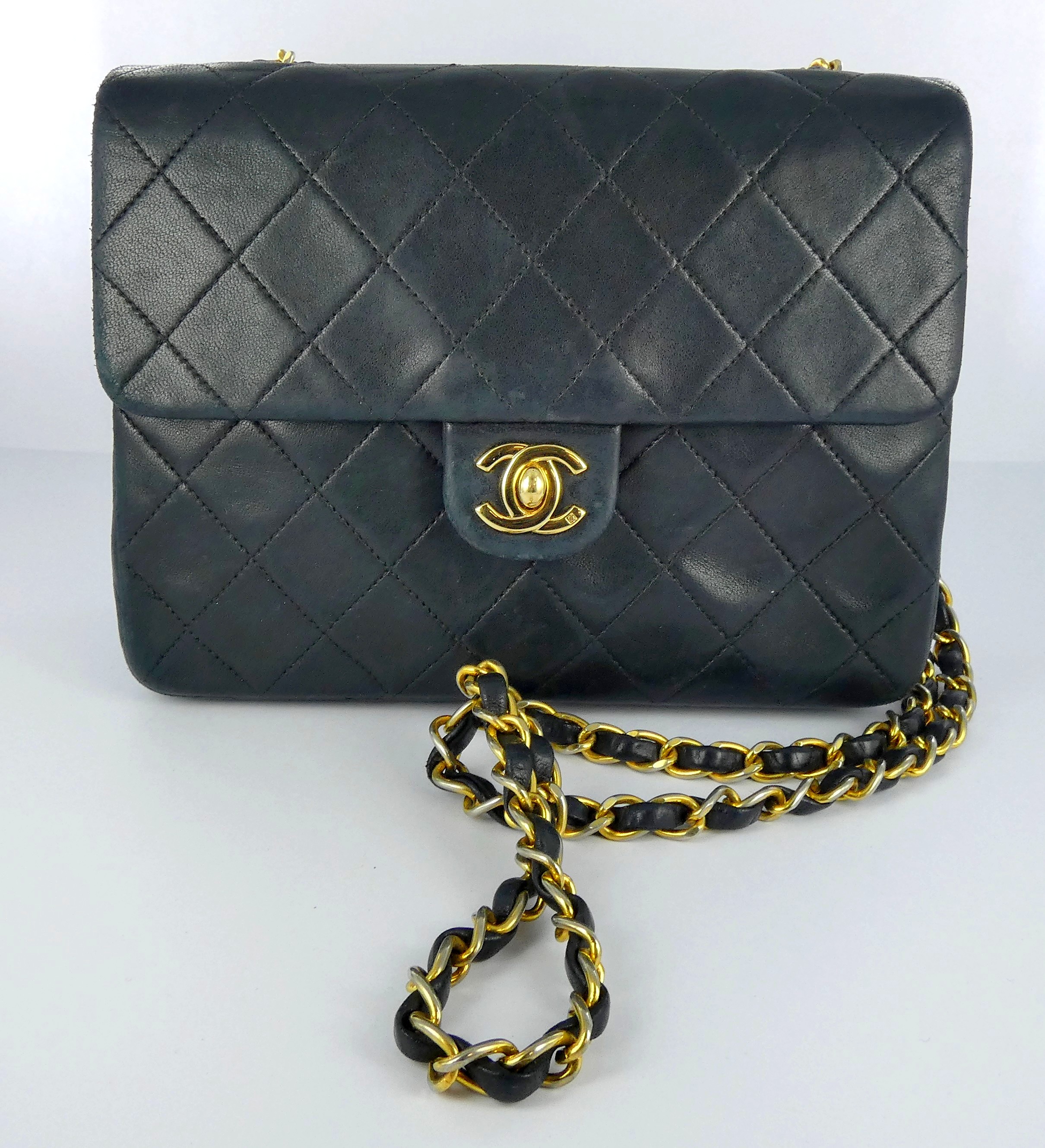 Lot 4 — CHANEL, modéle Timeless : Sac bandoulière en cuir noir à rab