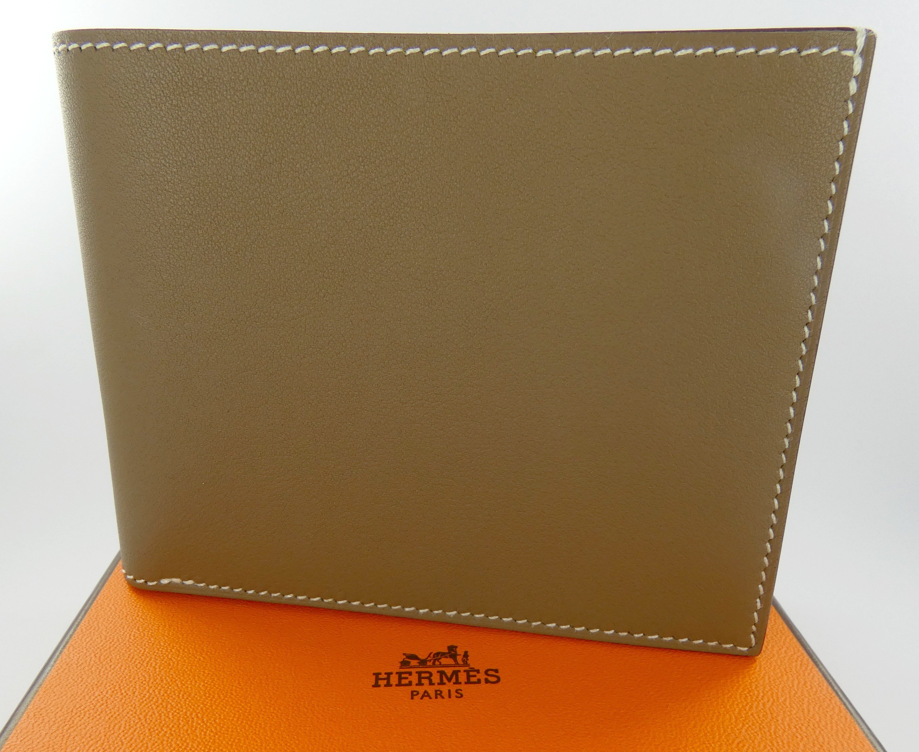 Lot 5 — HERMES, modéle Citizen : Porte-cartes compact en veau étoupe