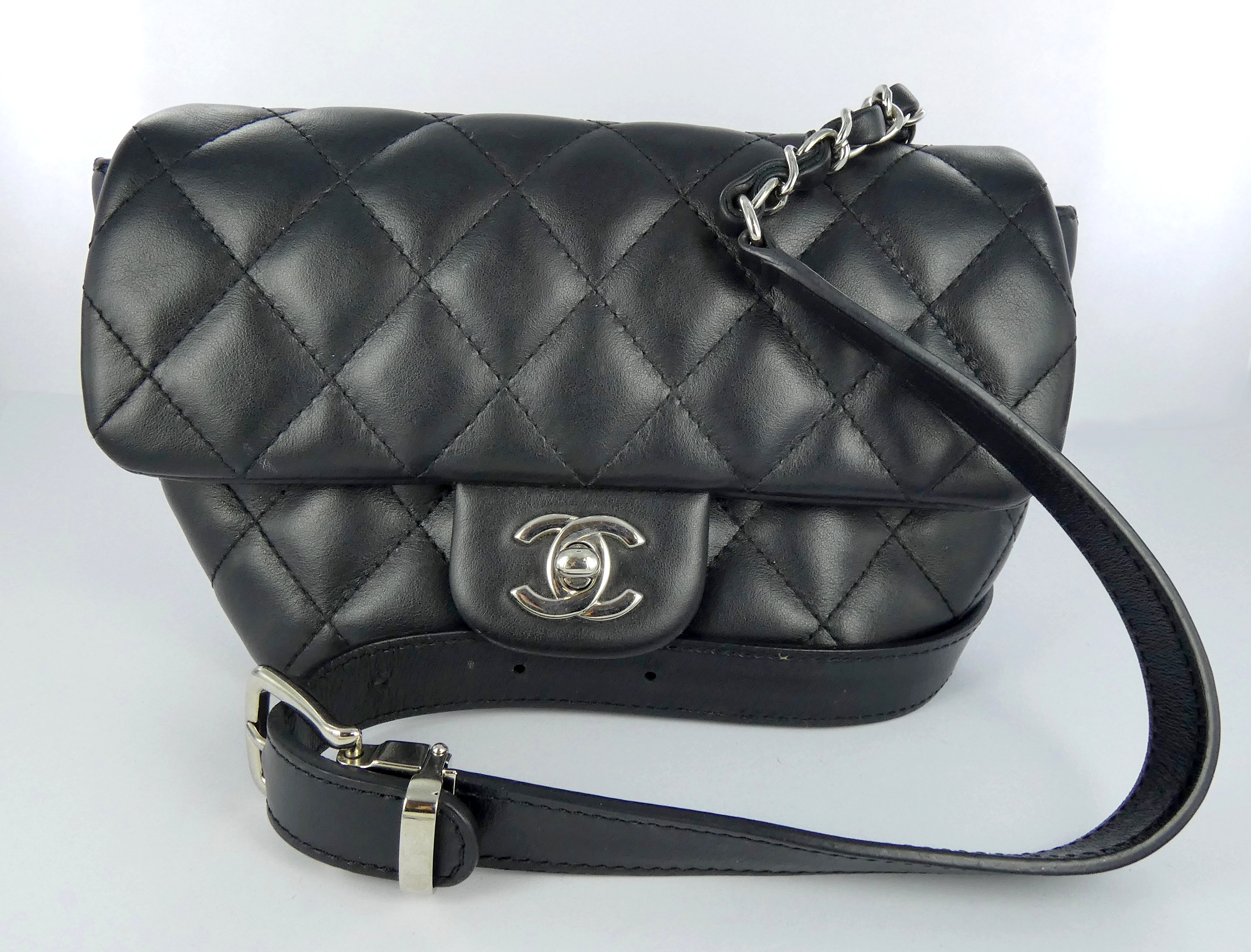 Lot 6 — CHANEL : Sac ceinture banane à rabat en cuir noir, bride aju