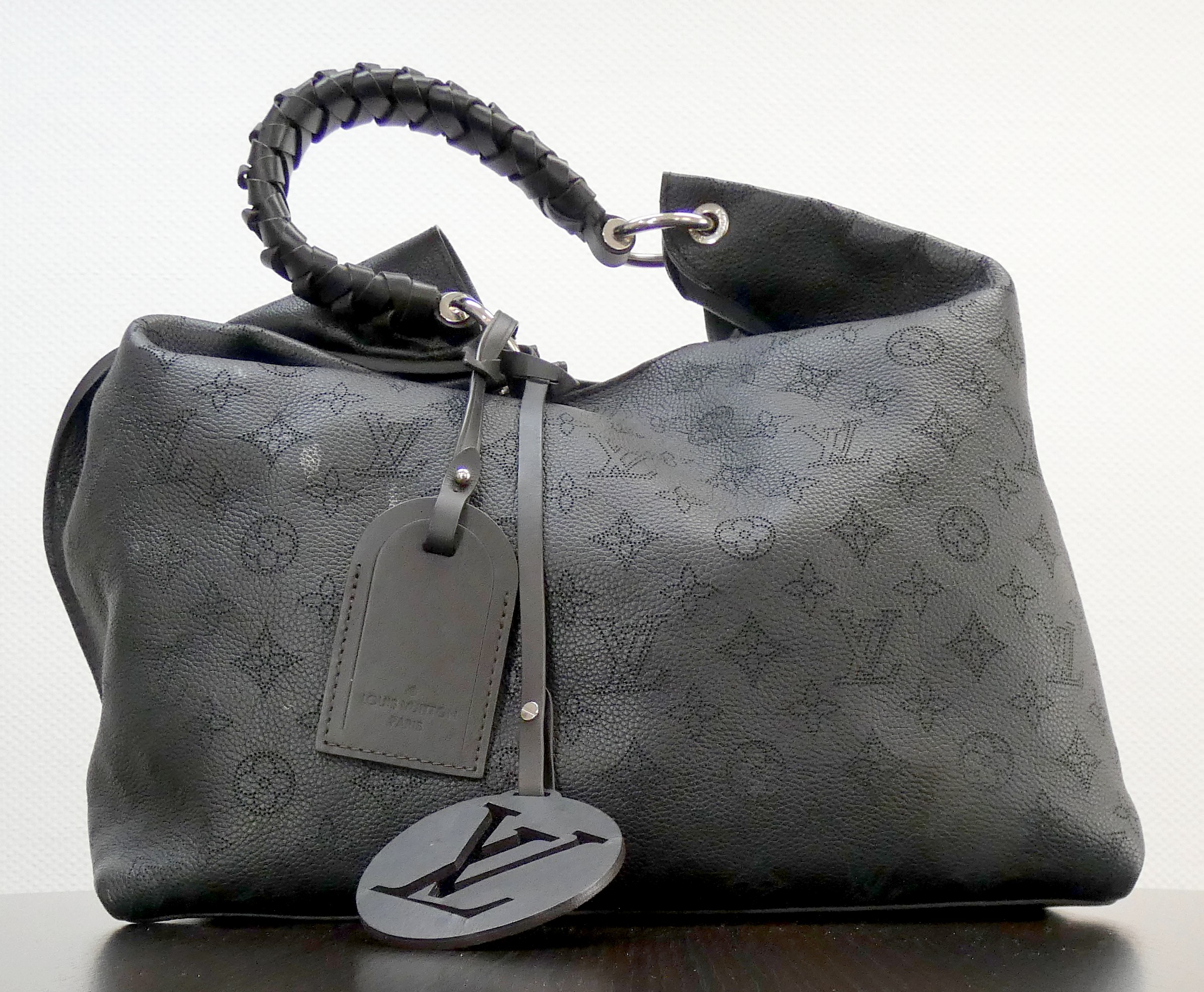 Lot 7 — Louis VUITTON, modéle Carmel : Sac en cuir noir, réhaussé de