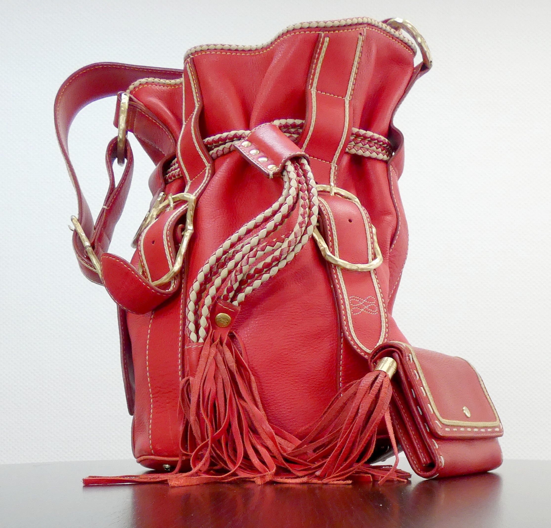 Lot 8 — LANCEL, modéle Pirates : Sac seau en cuir rouge, poche zippé