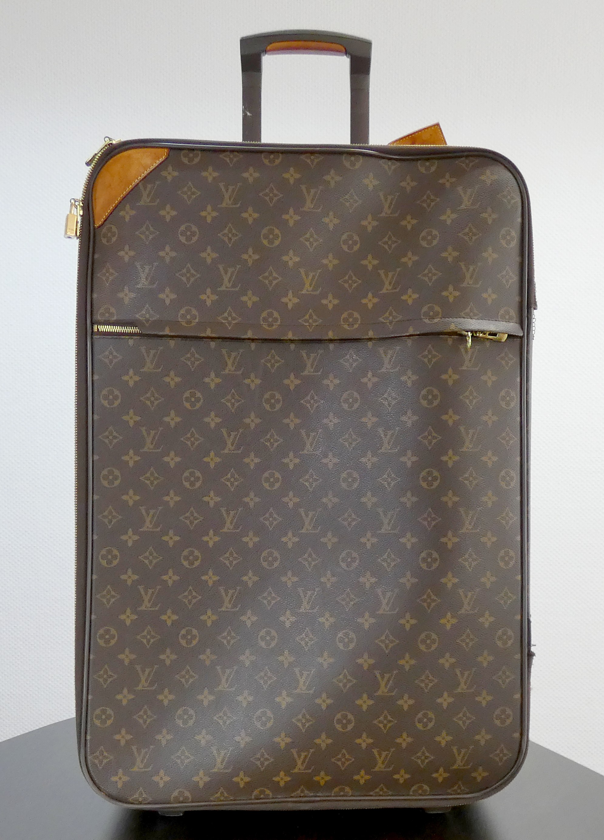 Lot 9 — Louis VUITTON, modéle Pégase : Valise en cuir, toile monogra