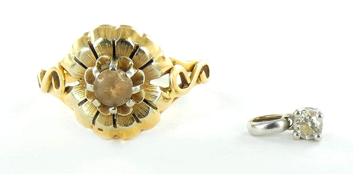 Lot 16 — 1 Bague Or 750 mil. dégradée, pierres, T 54, 2.6g, 1 Pendent