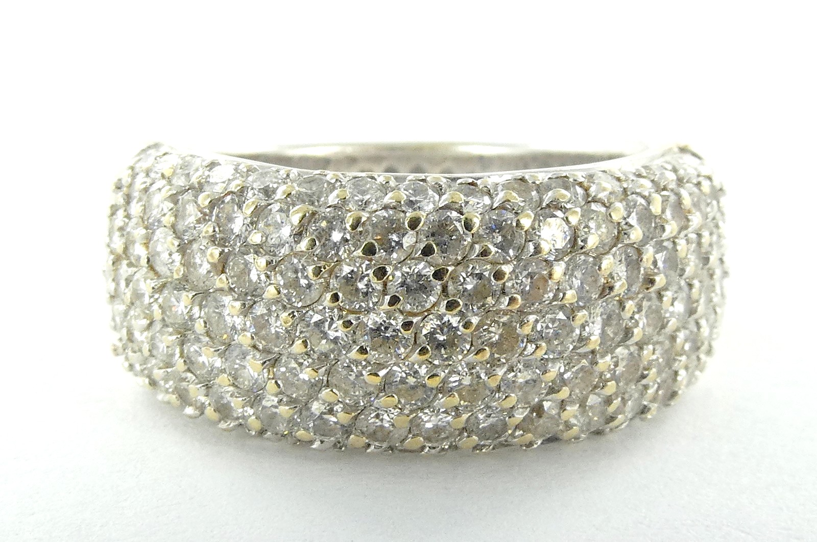 Lot 22 — 1 Bague "dôme" Or 750 mil. Poinçonnée, sertie de brillants (