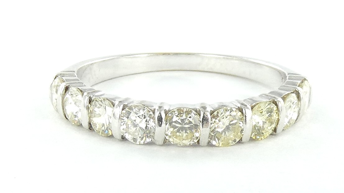 Lot 24 — 1 Demi Alliance Or 750 mil. sertie de brillants, T 56, 2.7g