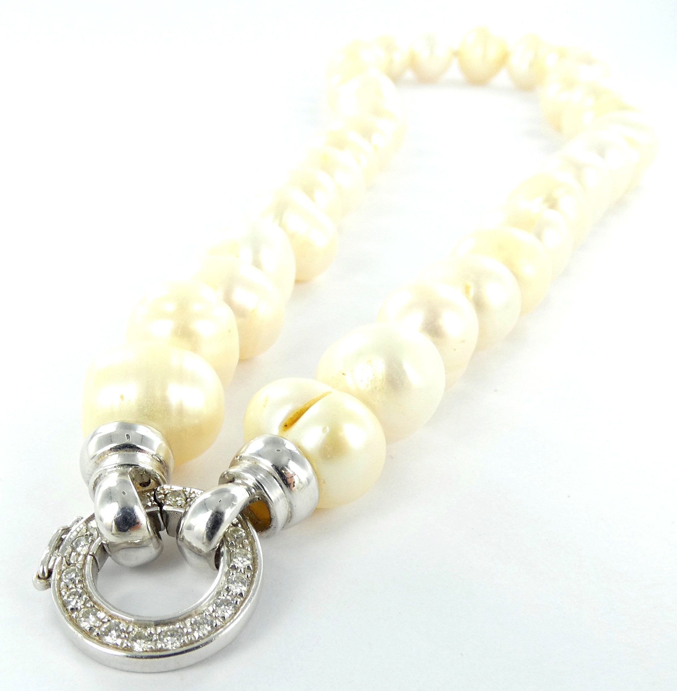 Lot 25 — 1 Collier de perles Or 750 mil. Poinçonné, fermoir serti de 
