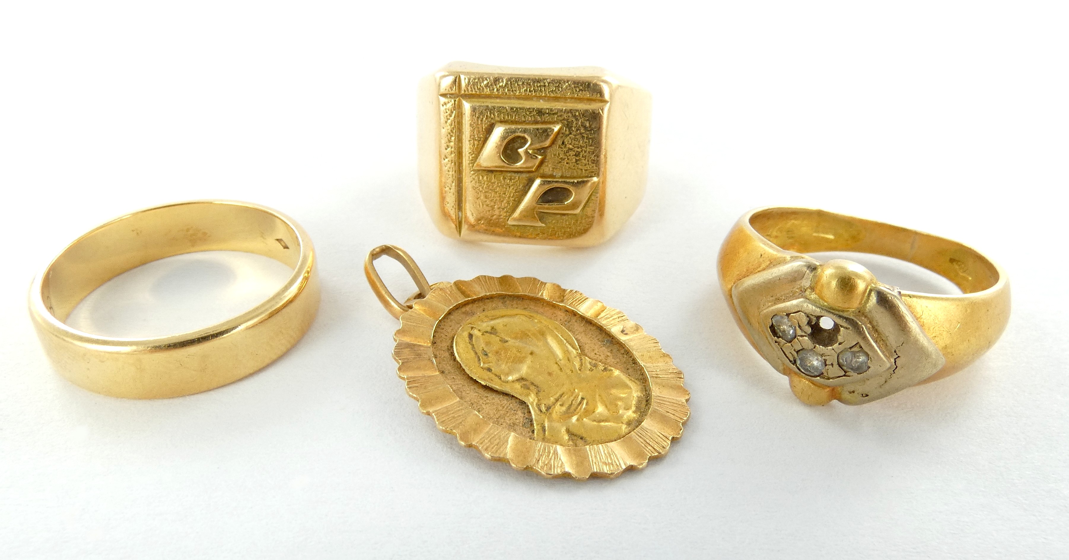 Lot 3 — 1 Chevalière Or 750 mil. Poinçonnée, T 60, 14.3g, 1 Pendenti