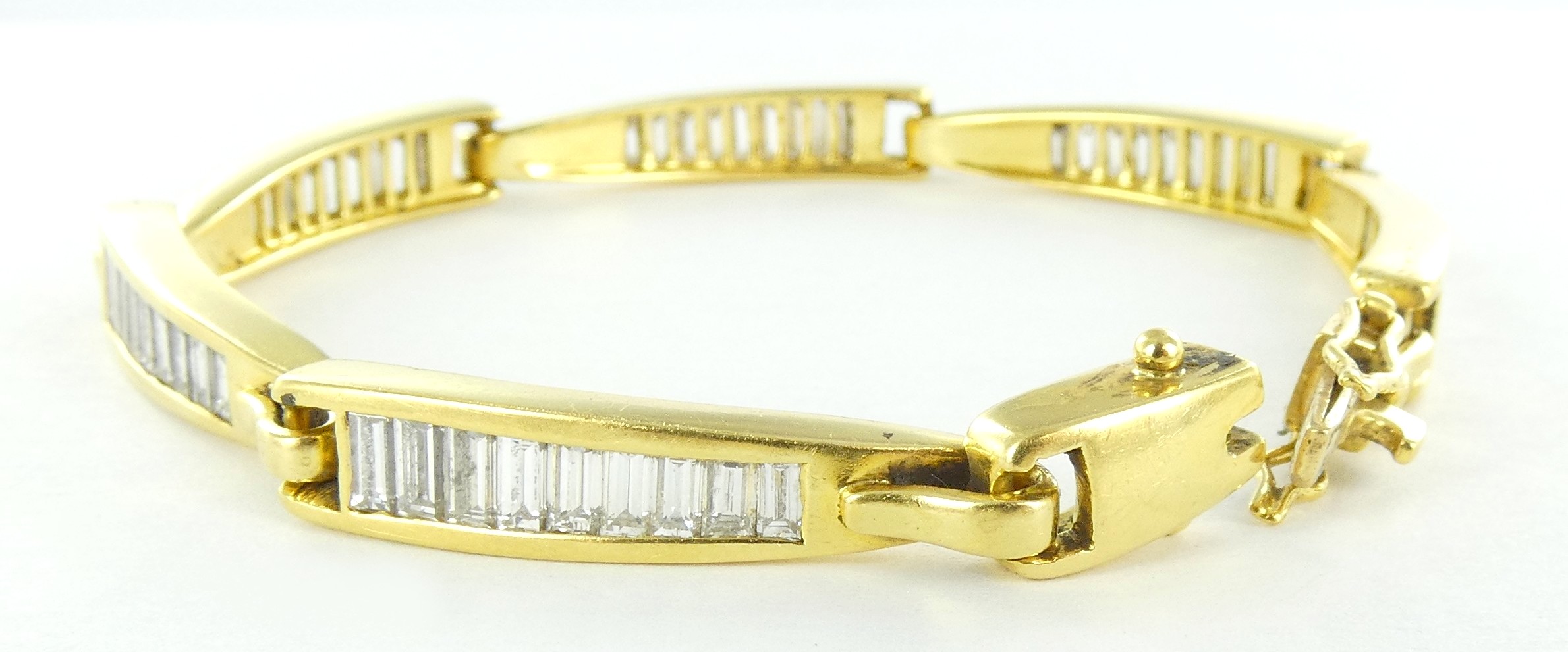 Lot 31 — 1 Bracelet Or 750 mil. Poinçonné, serti de brillants (1.50 C