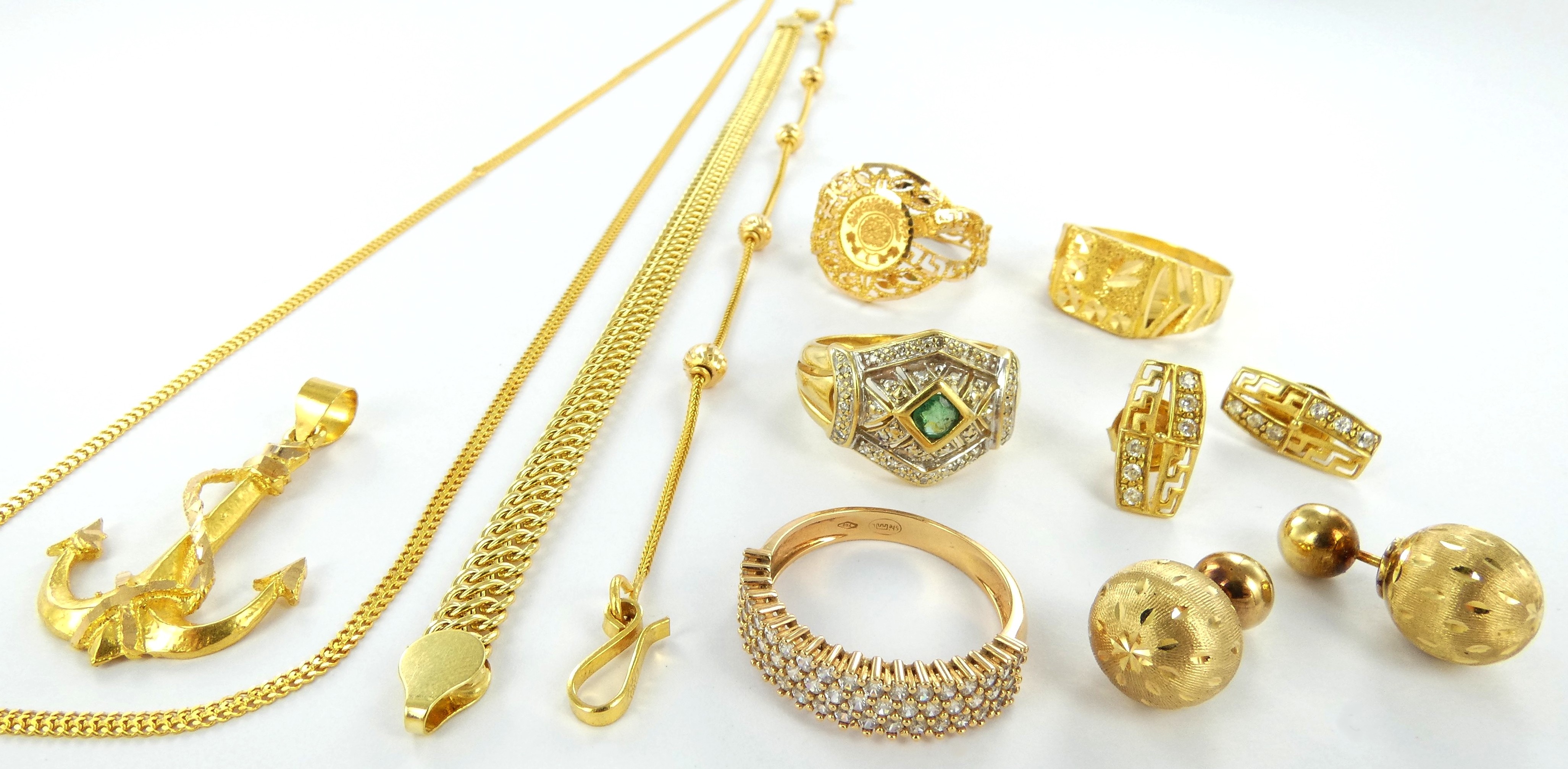 Lot 8 — Lot de bijoux pesant brut 36.8g Or 750 mil. Non poinçonné