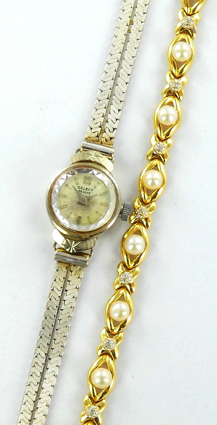 Lot 20 — 1 Bracelet Or 750 mil. Poinçonné, perles et brillants, 10.8g