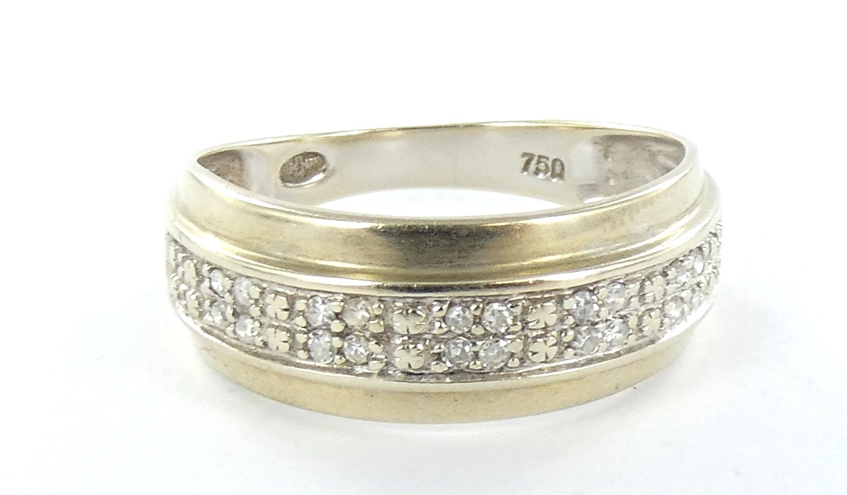 Lot 28 — 1 Bague Or 750 mil. dégradée, brillants (0.20 Ct env), T 52,