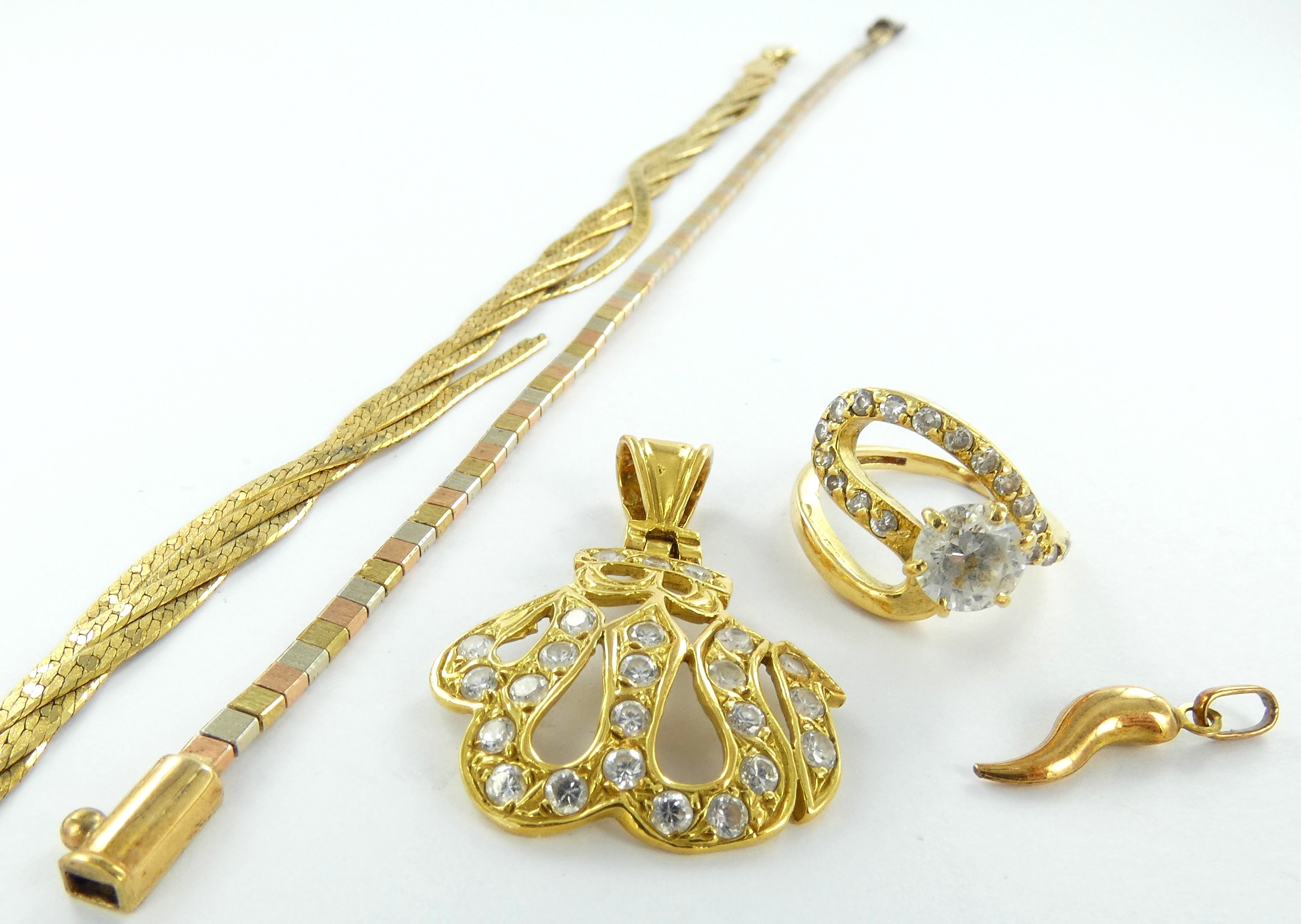 Lot 4 — 1 Pendentif Or 375 mil. 0.2g, 1 Bracelet Or 375 mil. Non poi