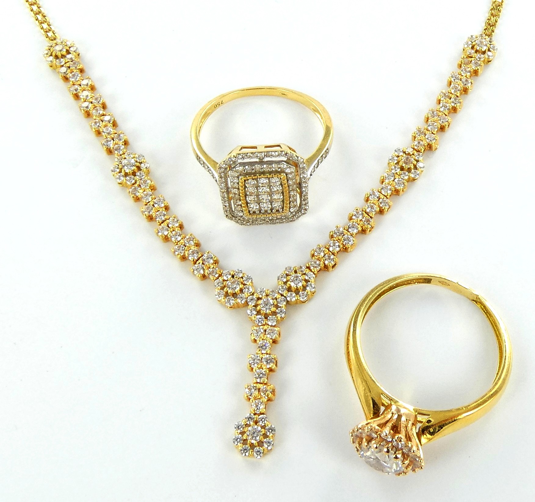 Lot 6 — 1 Bague Or 750 mil. Poinçonnée, pierres, T 56, 3g, 1 Bague O