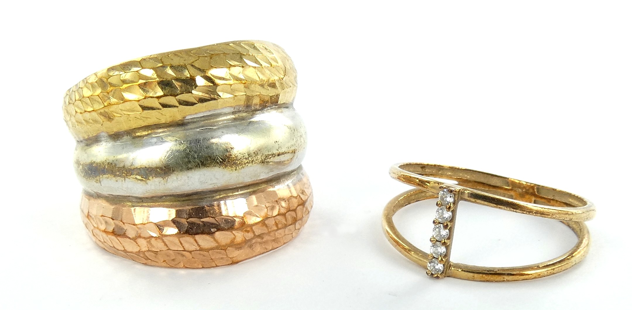 Lot 7 — 1 Bague Or 375 mil. dégradée, T 58, 2.7g, 1 Bague Or 375 mil