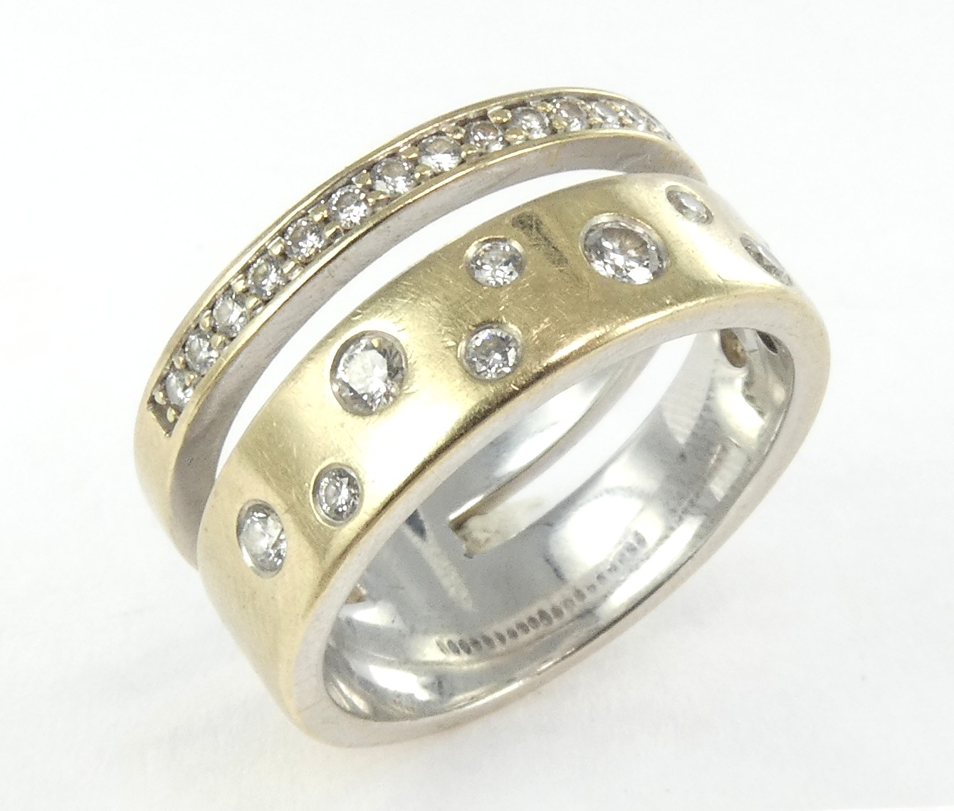 Lot 11 — 1 Bague Or 750 mil. Poinçonnée, sertie de brillants, T 52, 8