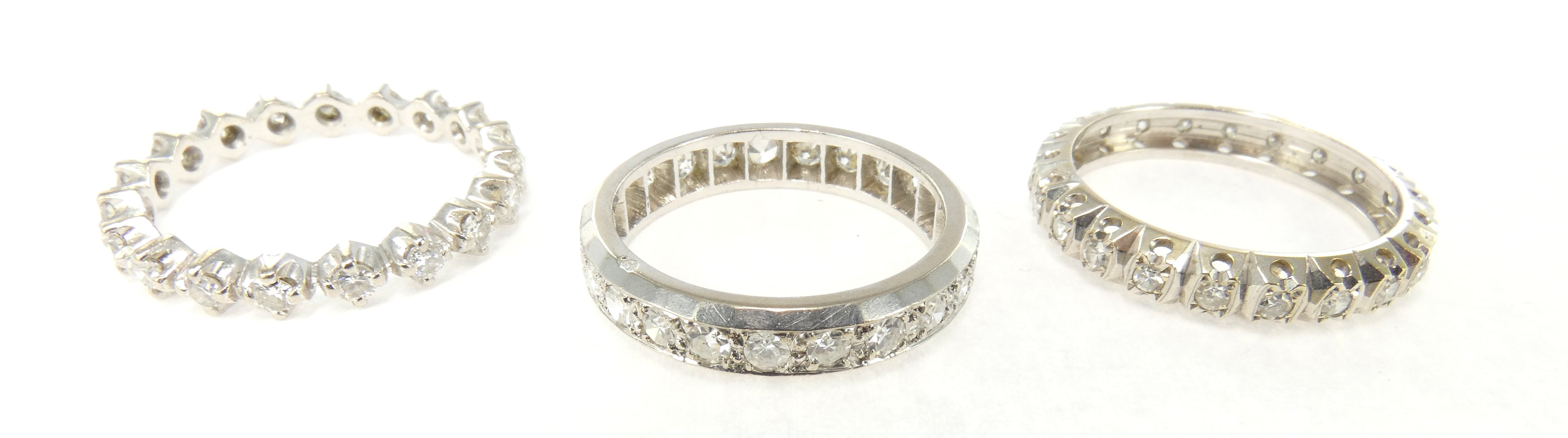 Lot 20 — 1 Alliance Or 750 mil. sertie de brillants, T 55, 2.6g, 1 Al