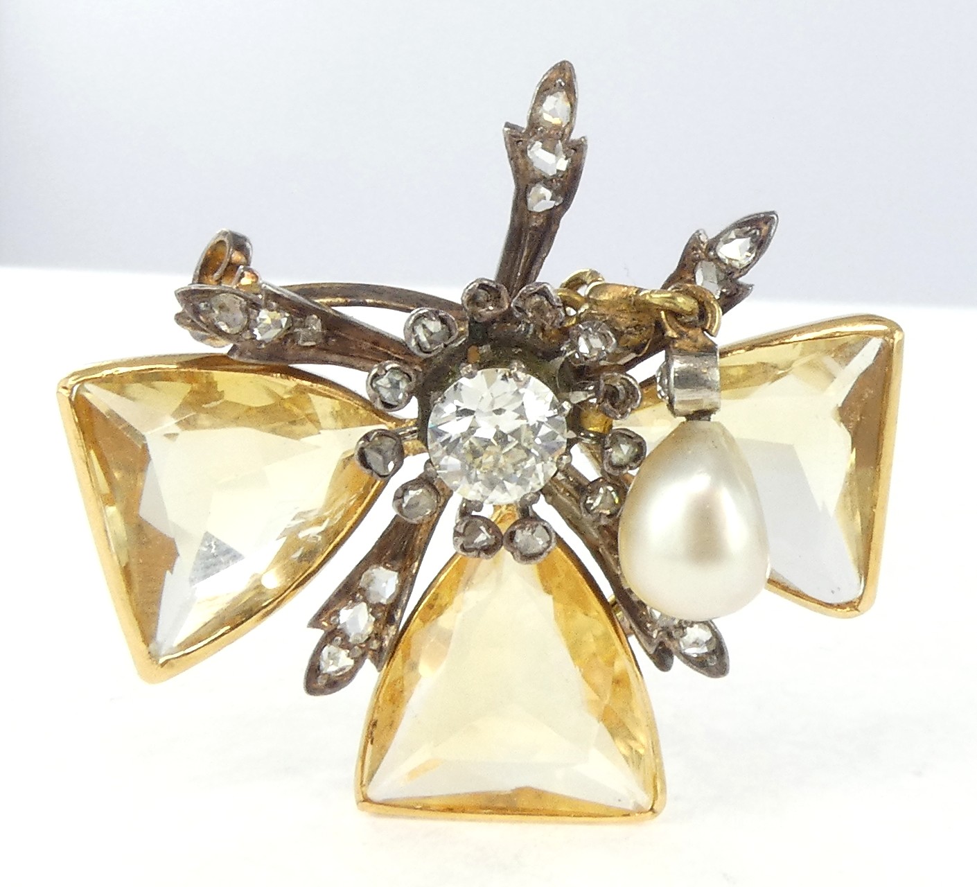Lot 29 — 1 Broche Or 750 mil. Non poinçonnée, sertie de citrines, d'u
