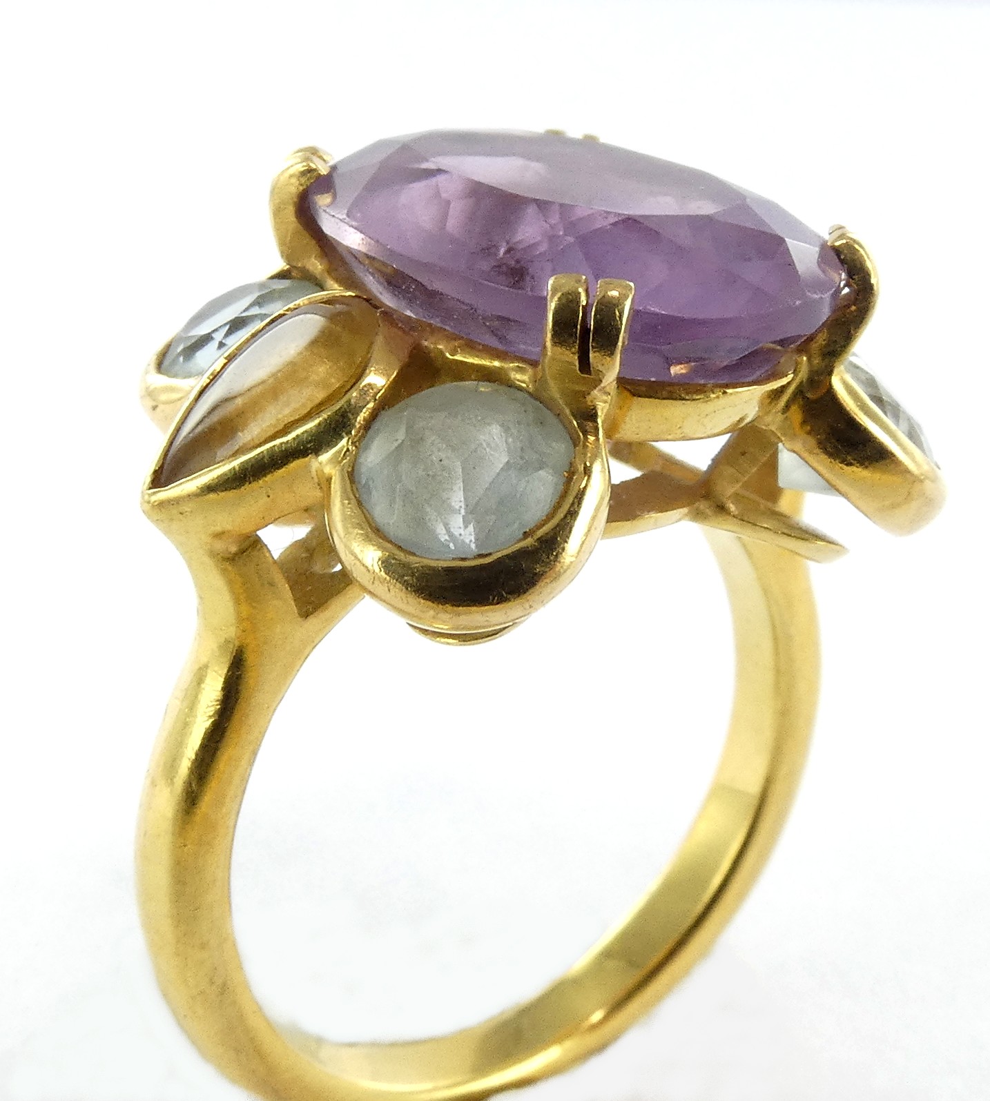 Lot 32 — 1 Bague Or 750 mil. Poinçonnée, centrée d'une améthyste ento