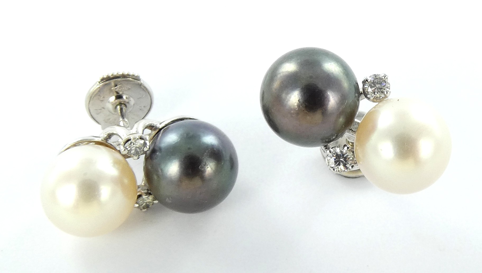 Lot 11 — 1 Paire de Boucles d'oreilles Or 750 mil. Poinçonnée, sertie