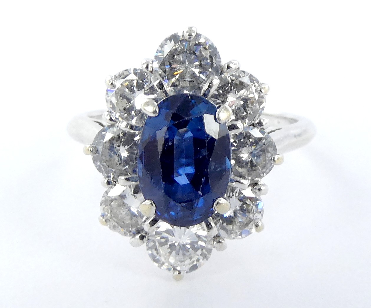 Lot 15 — 1 Bague Or 750 mil. Poinçonnée, sertie d'un saphir et de bri