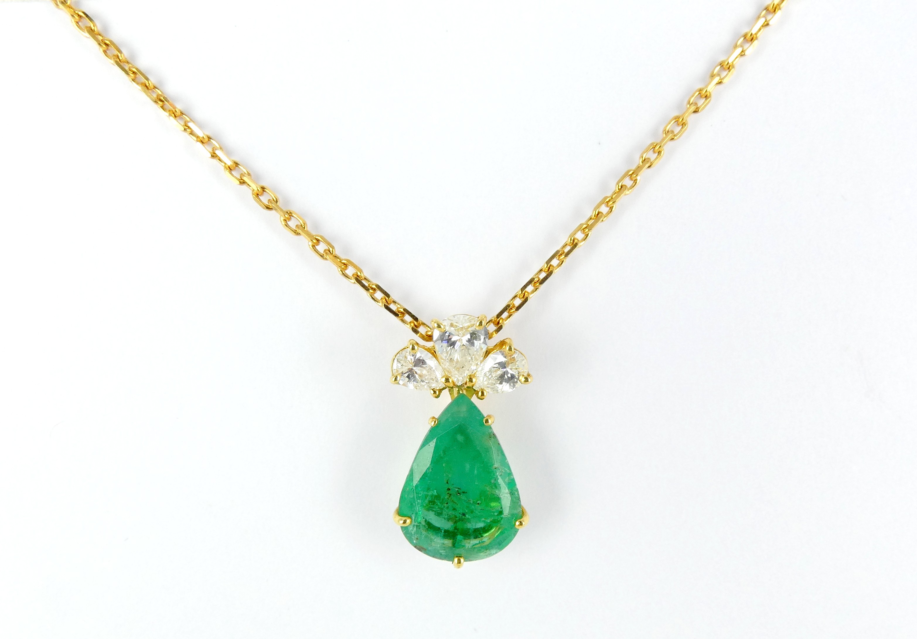 Lot 16 — 1 Collier Or 750 mil. Poinçonné, orné d'une émeraude et de b