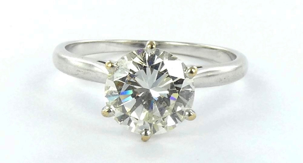 Lot 18 — 1 Bague Or 750 mil. sertie d'un brillant solitaire calibrant