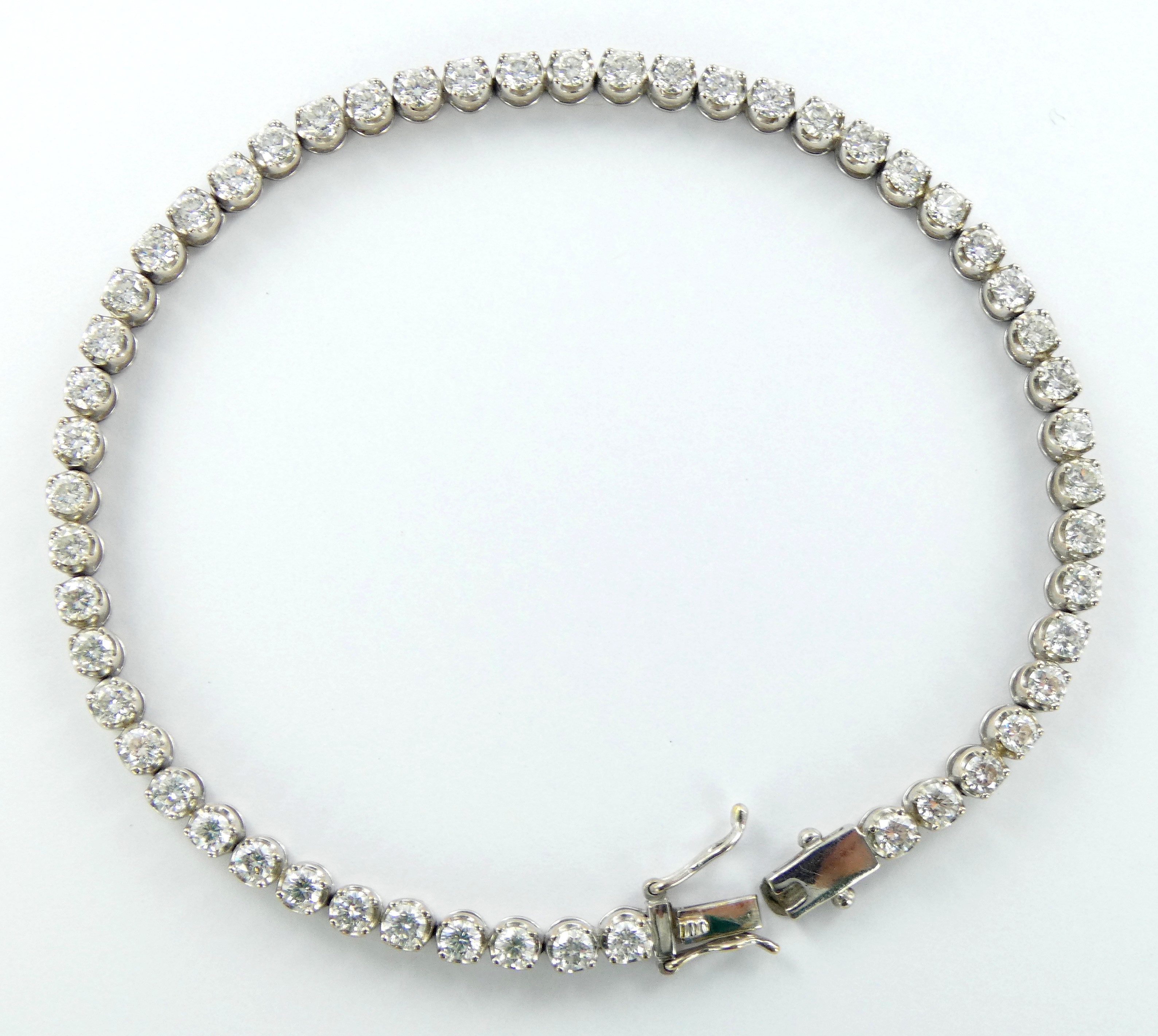 Lot 19 — 1 Bracelet ligne Or 750 mil. Non poinçonné, serti de brillan