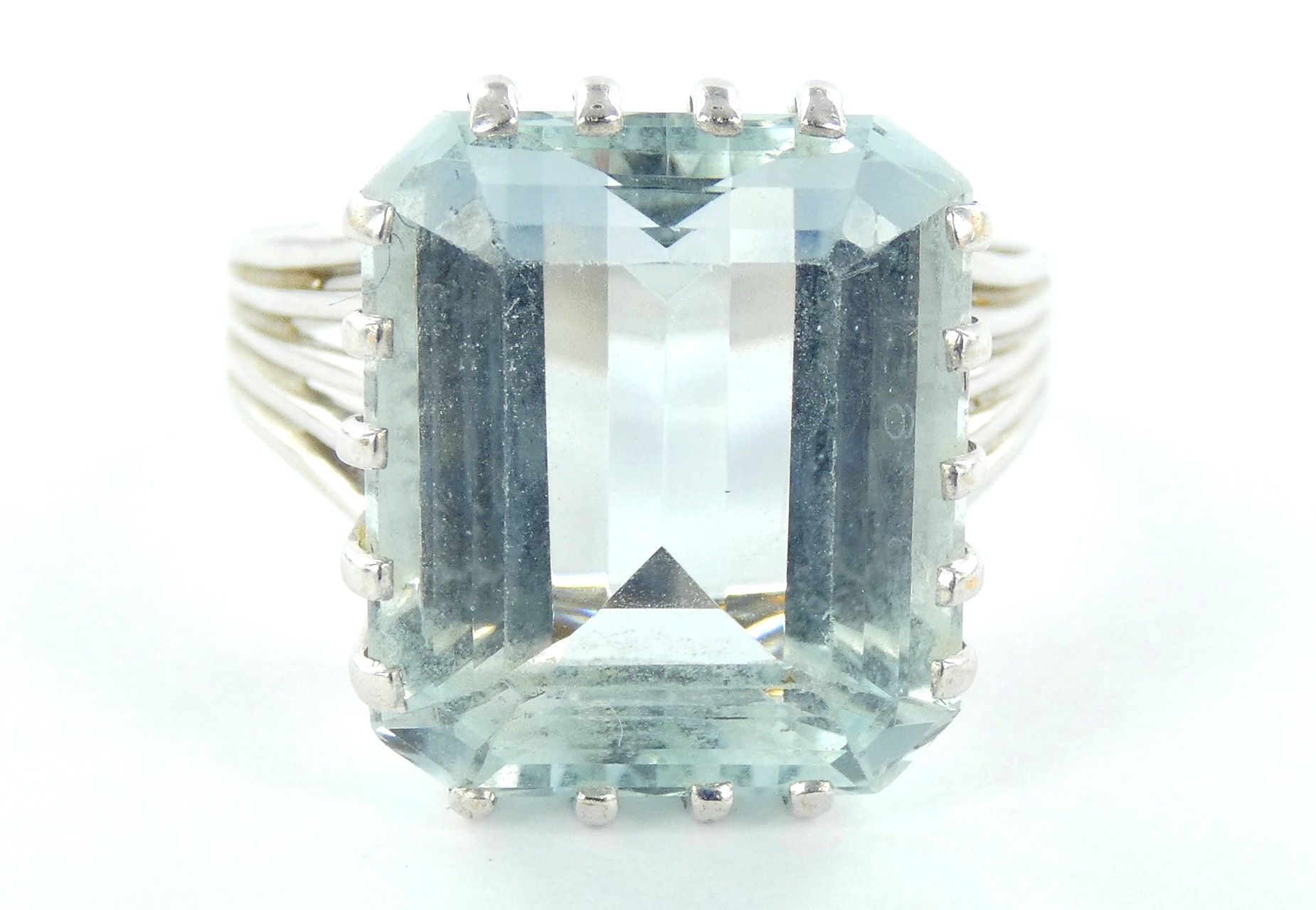 Lot 22 — 1 Bague Or 750 mil. Poinçonnée, ornée d'une aigue-marine, T 