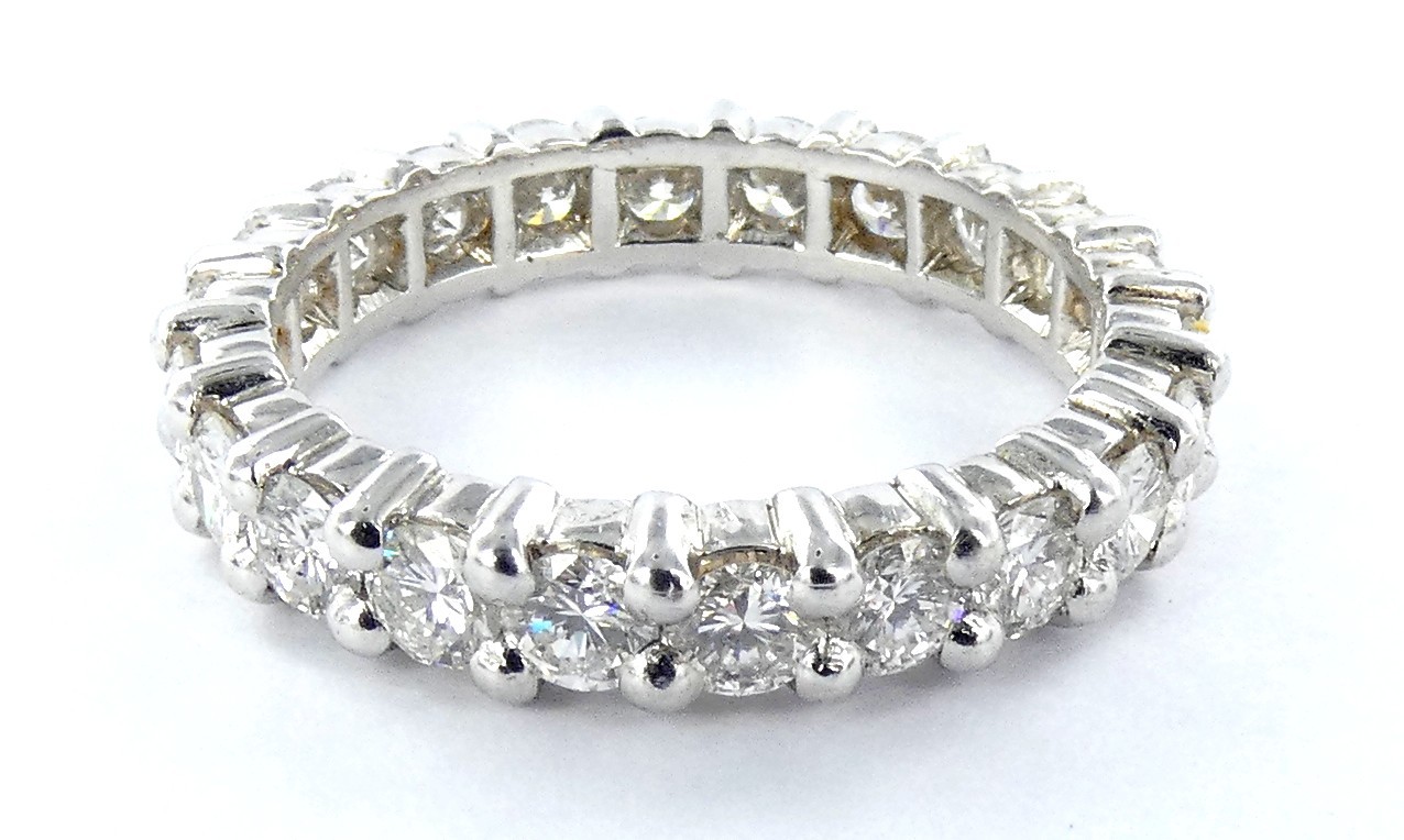 Lot 23 — 1 Alliance Platine 950 mil. sertie de brillants (2.50 Carats