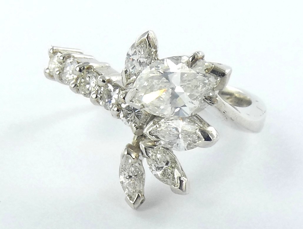 Lot 25 — 1 Bague Or 750 mil. Poinçonnée, sertie de brillants et de di