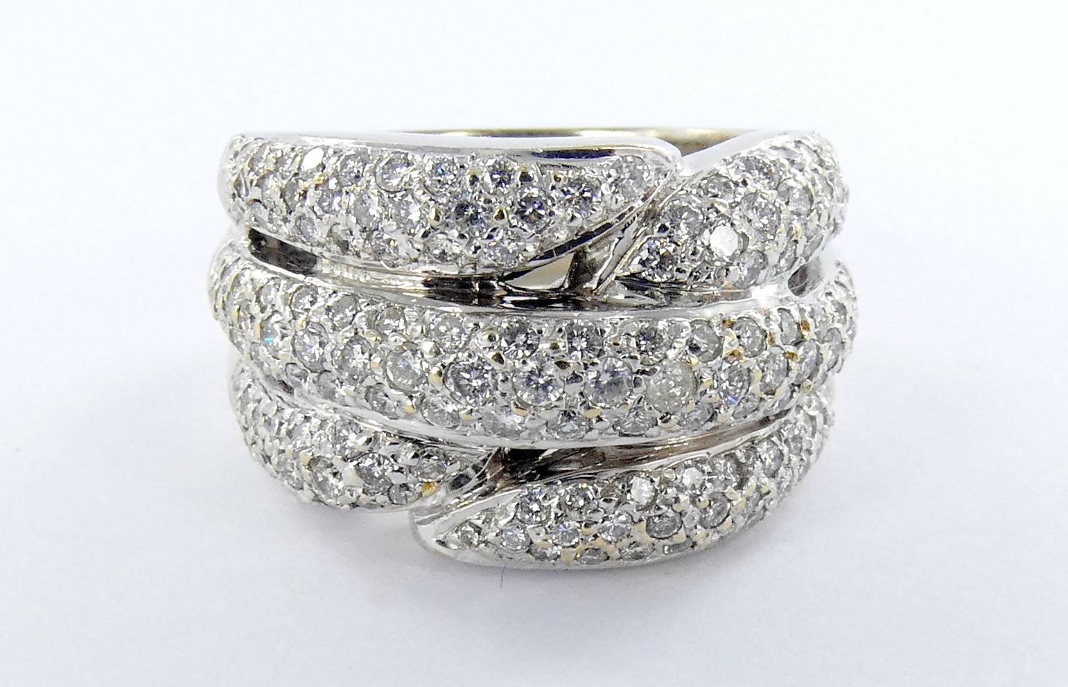 Lot 27 — 1 Bague Or 750 mil. Poinçonnée, sertie de brillants (0.80 Ca