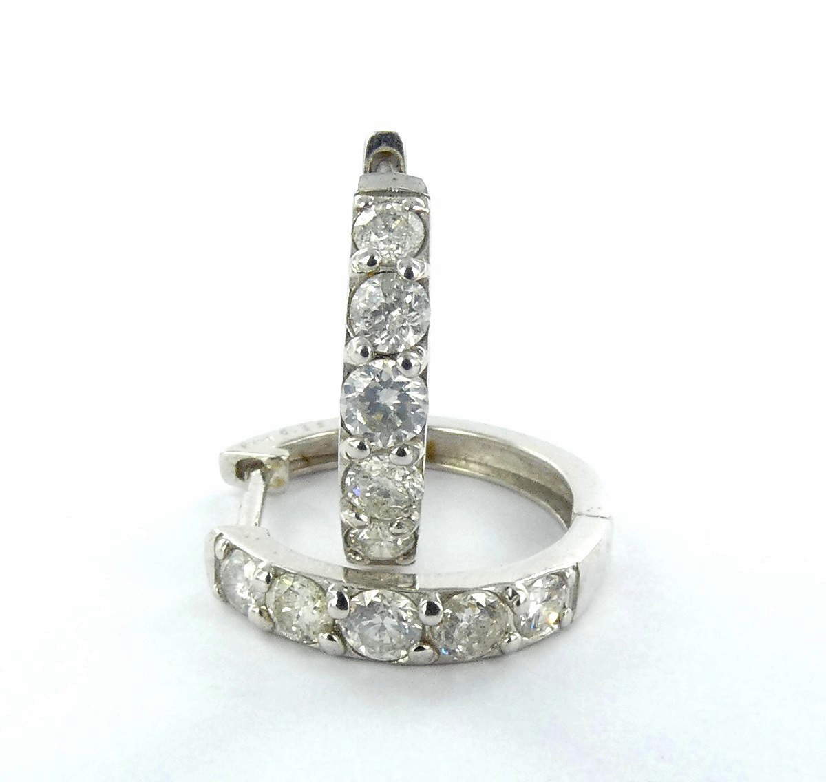 Lot 8 — 1 Paire de Boucles d'oreilles Or 750 mil. brillants (0.40 Ca