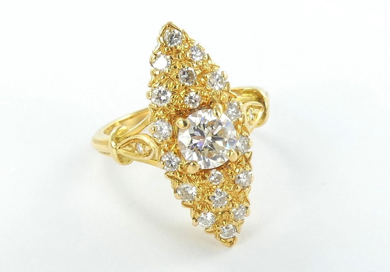 Lot 11 — 1 Bague Or 750 mil. Poinçonnée, sertie de brillants (0.80 Ct