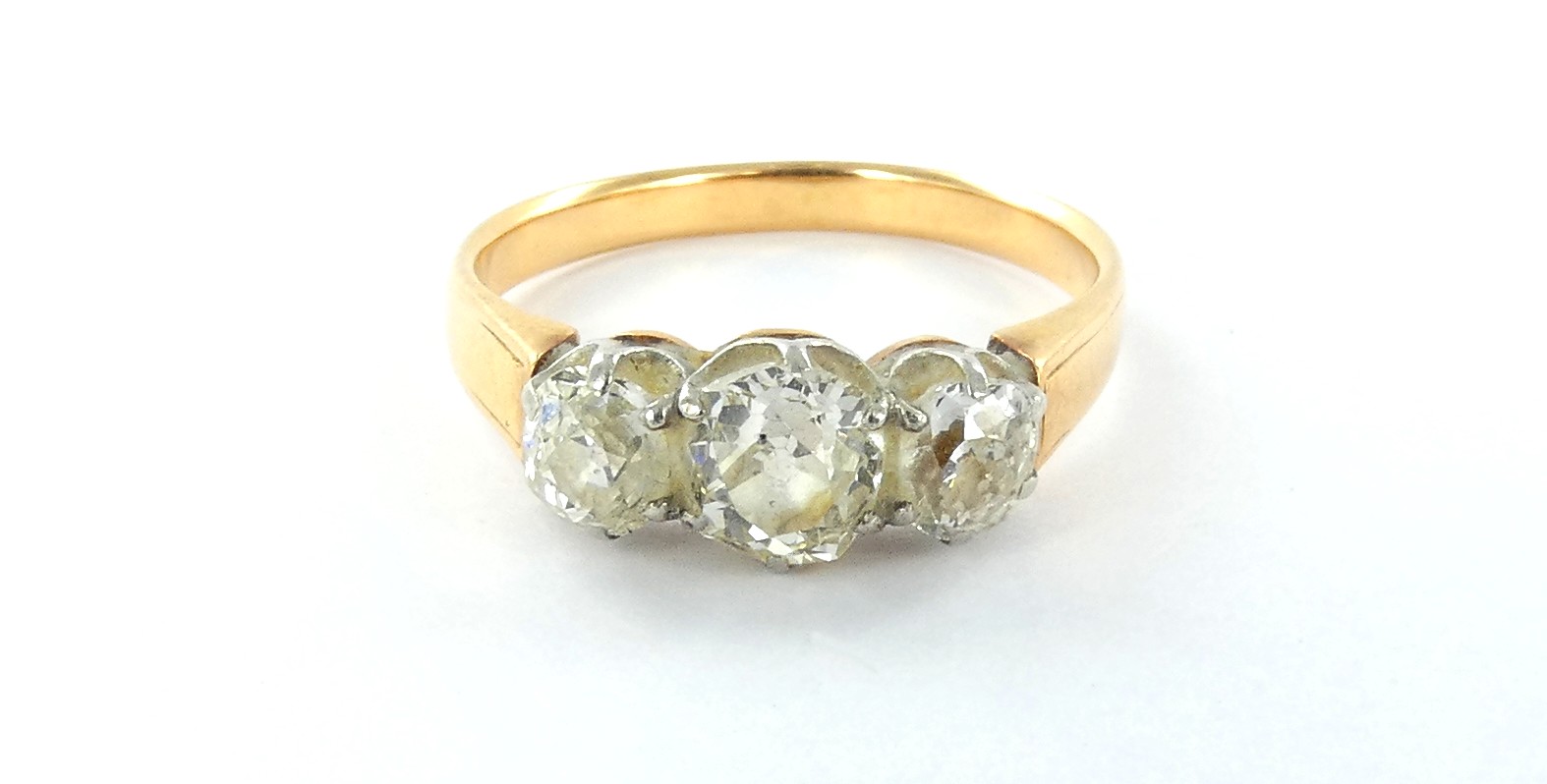 Lot 19 — 1 Bague Or 750 mil. brillants (0.80 Ct env), T 53, 2.8g