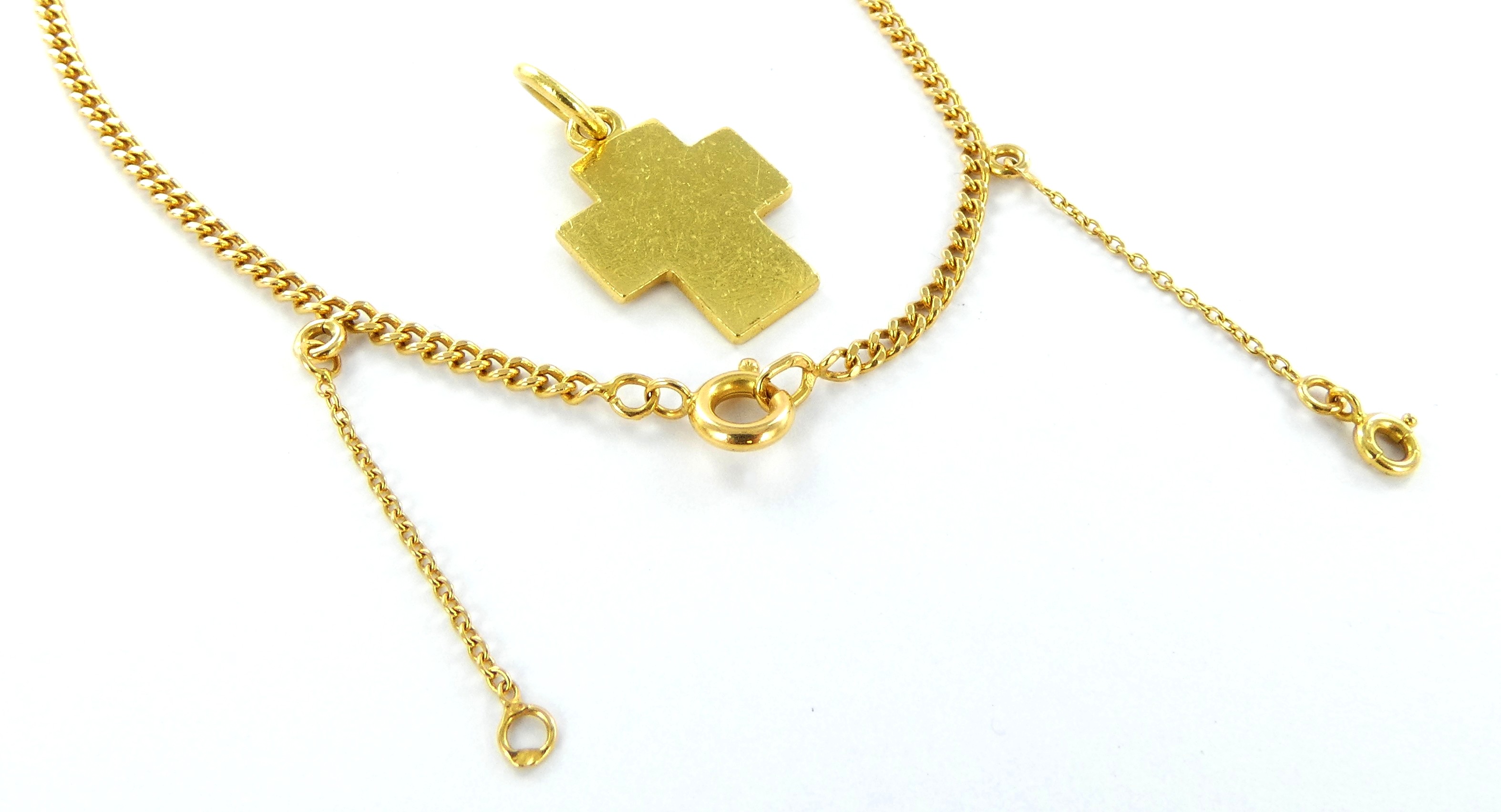 Lot 23 — 1 Croix Or 750 mil. Poinçonnée, 3.9g, 1 Chaîne Or 750 mil. P