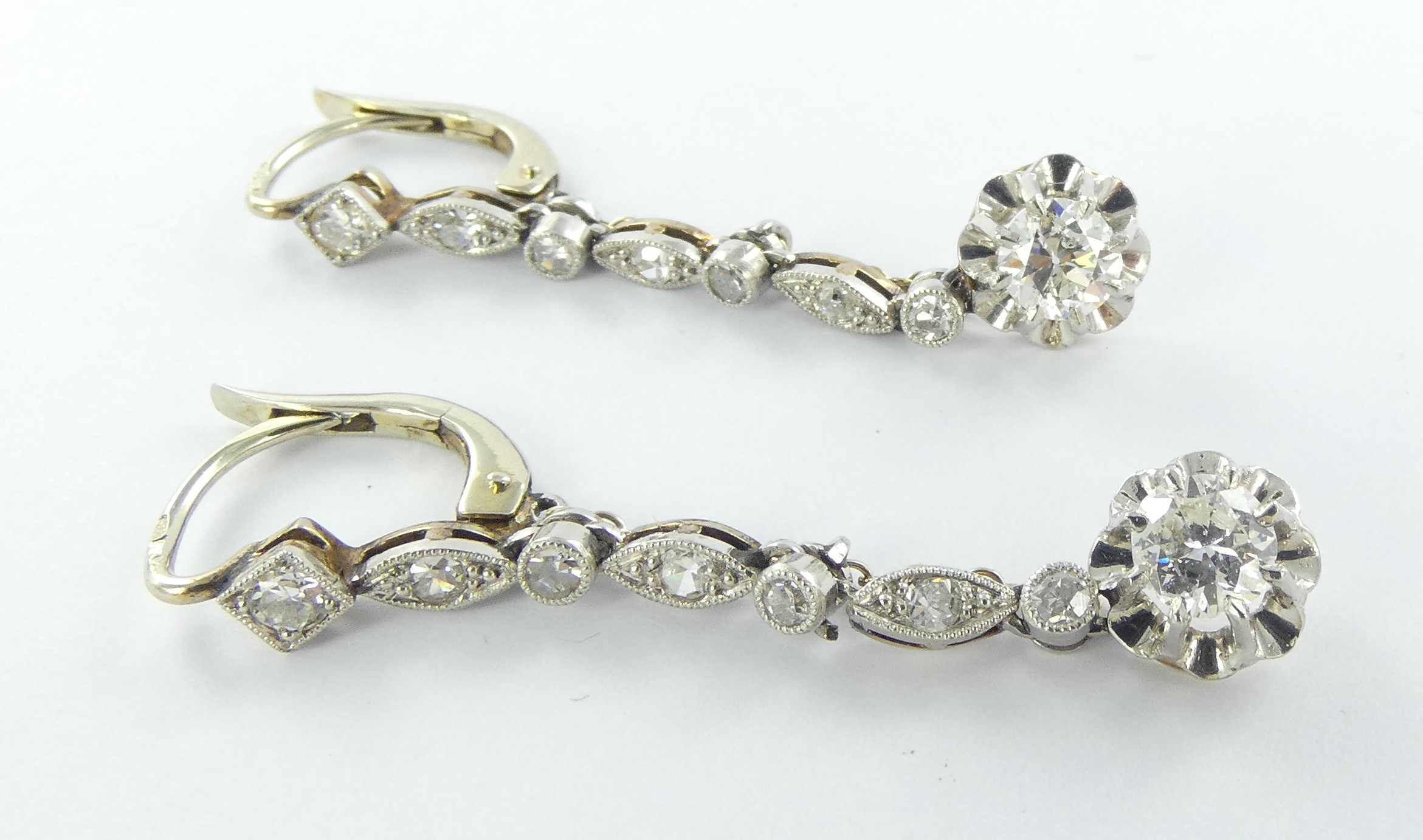 Lot 31 — 1 Paire de Boucles d'oreilles Or 750 mil. Poinçonnée, sertie