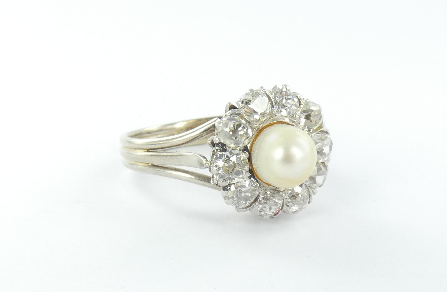 Lot 32 — 1 Bague Or 750 mil. Non poinçonnée, sertie d'une perle et de