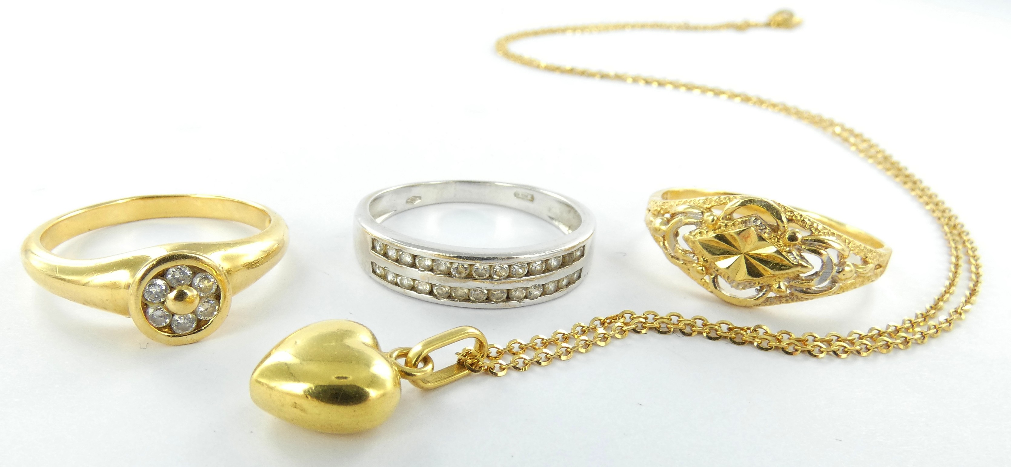 Lot 8 — 1 Bague Or 750 mil. pierres, T 56, 2.8g, 1 Pendentif Or 750 