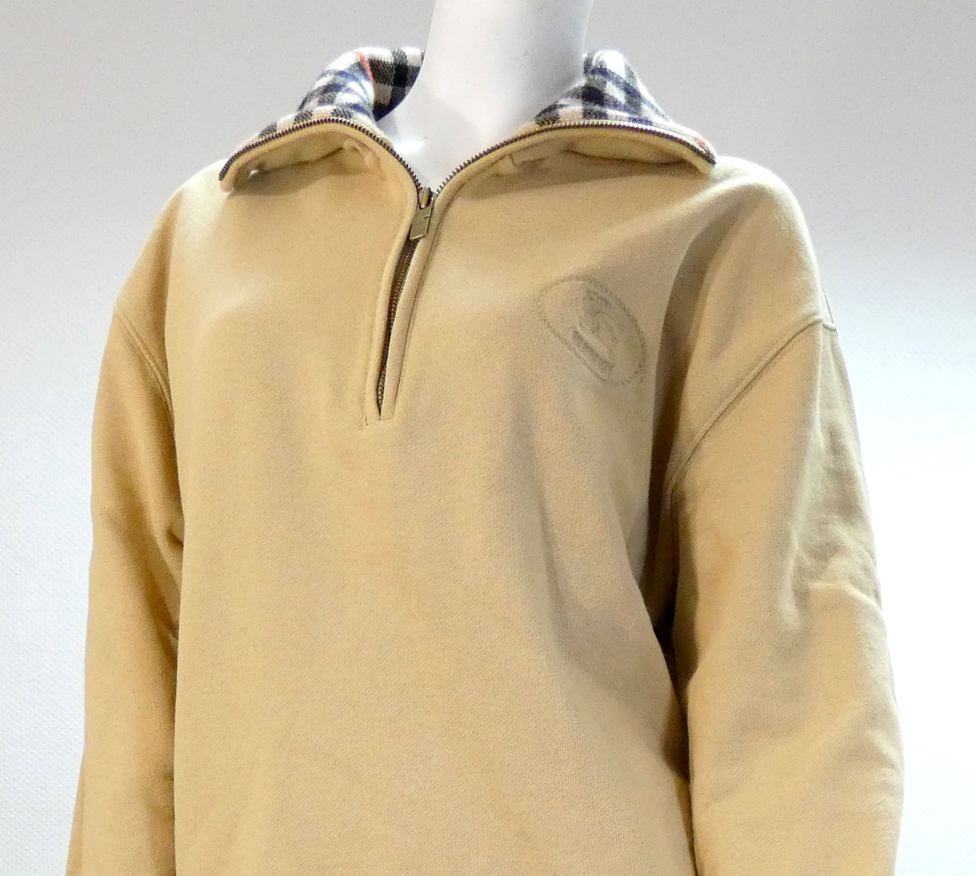 Lot 11 — BURBERRY : Sweat semi zippé, col à carreaux Burberry, couleu