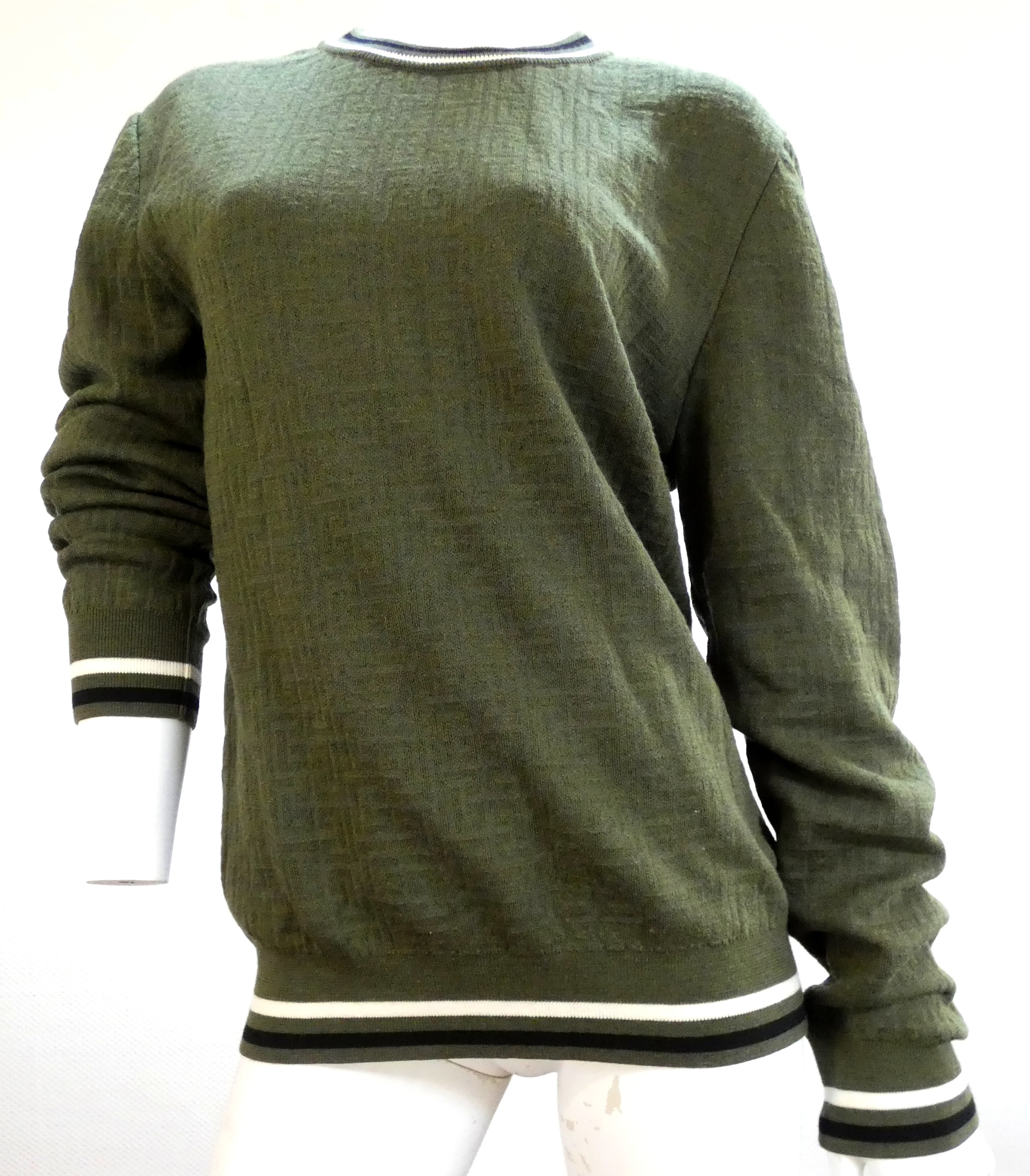 Lot 15 — BALMAIN : Pull en laine, de couleur kaki, col rond, bordures