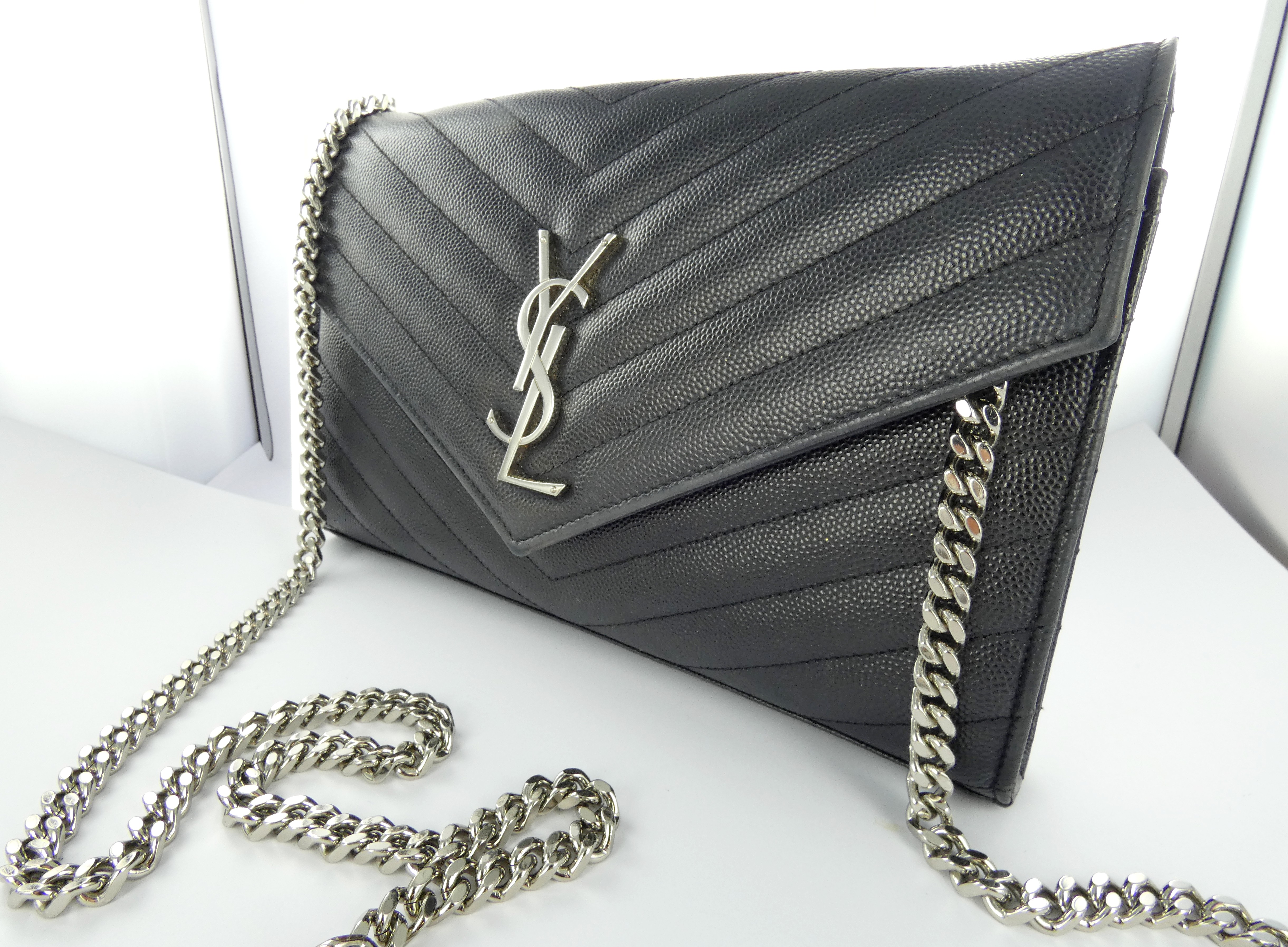 Lot 2 — Yves SAINT LAURENT, modéle Cassandre : Sac en cuir noir mate